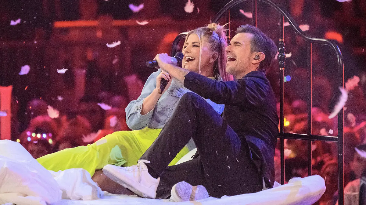 13.01.2024, Berlin: Der Moderator Florian Silbereisen und die Sängerin Beatrice Egli singen bei der Live-Fernsehshow «Schlagerchampions 2024» im Velodrom. Foto: Monika Skolimowska/dpa +++ dpa-Bildfunk +++