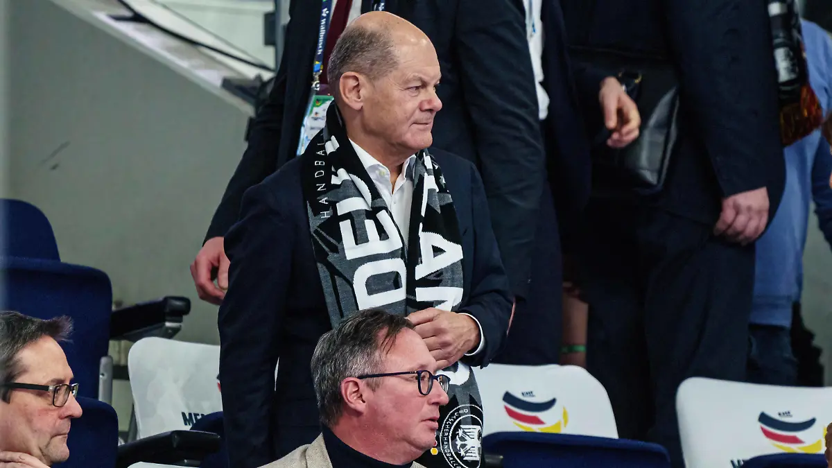 Bundeskanzler Olaf Scholz SPD GER, Nordmazedonien vs. Deutschland, Handball, Maenner, EHF Euro 2024, Gruppe A, Spieltag 2, 14.01.2024 GER, Nordmazedonien vs. Deutschland, Handball, Maenner, EHF Euro 2024, Gruppe A, Spieltag 2, 14.01.2024 Berlin *** Chancellor Olaf Scholz SPD GER, North Macedonia vs Germany, Handball, Men, EHF Euro 2024, Group A, Matchday 2, 14 01 2024 GER, North Macedonia vs Germany, Handball, Men, EHF Euro 2024, Group A, Matchday 2, 14 01 2024 Berlin Copyright: xEibner-Pressefoto/MarcelxvonxFehrnx EP_MFN