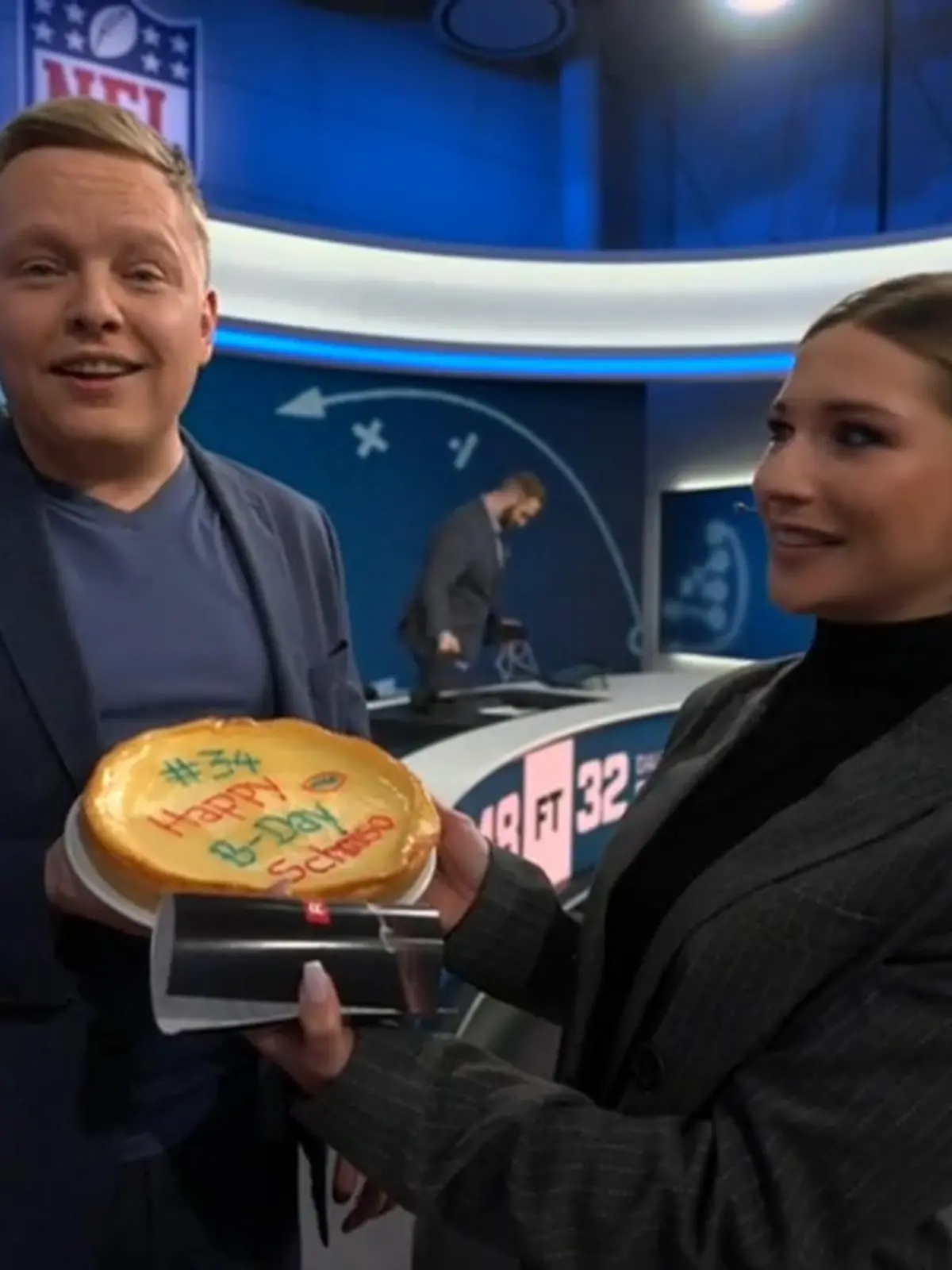 Was ein fleißiger Mann! Sogar an seinem Geburtstag schleppt sich Florian Schmidt-Sommerfeld ins RTL-NFL-Studio. Vom NFL-Team gab es zum Ehrentag einen selbstgebackenen Kuchen. Happy Birthday, Schmiso! 