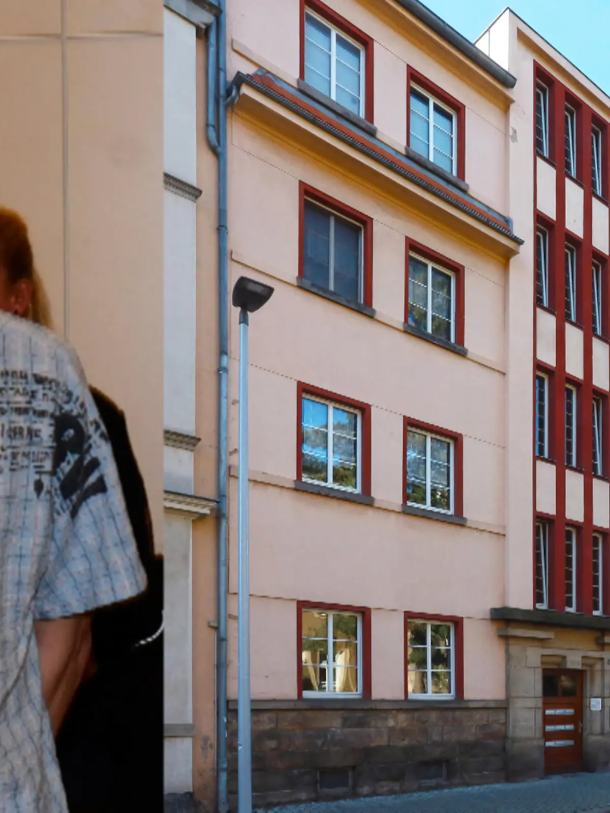 Enrico O. (damals 30) vor Gericht. Acht Jahre später zieht er in das Haus seines Opfers.