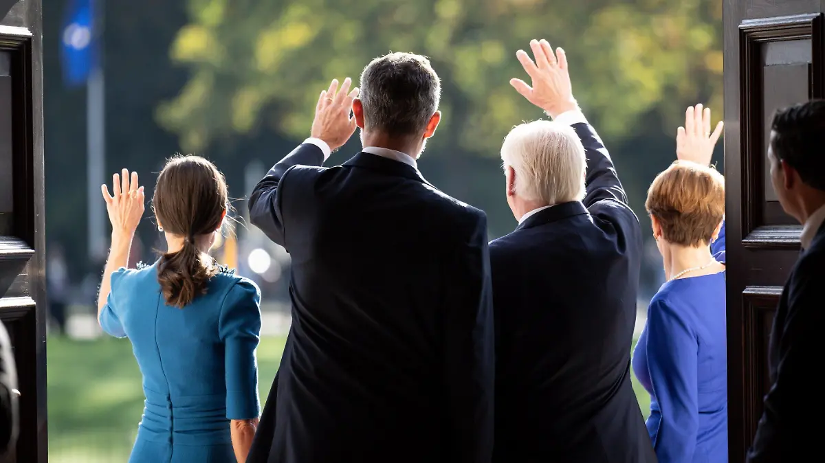 17.10.2022, Berlin: Bundespräsident Frank-Walter Steinmeier (2. v.r. ) und seine Frau Elke Büdenbender (r)winken neben König Felipe VI. und Königin Letizia von Spanien am Portal von Schloss Bellevue. Das spanische Königspaar ist zu einem dreitägigen Staatsbesuch in Deutschland. Foto: Michael Kappeler/dpa +++ dpa-Bildfunk +++