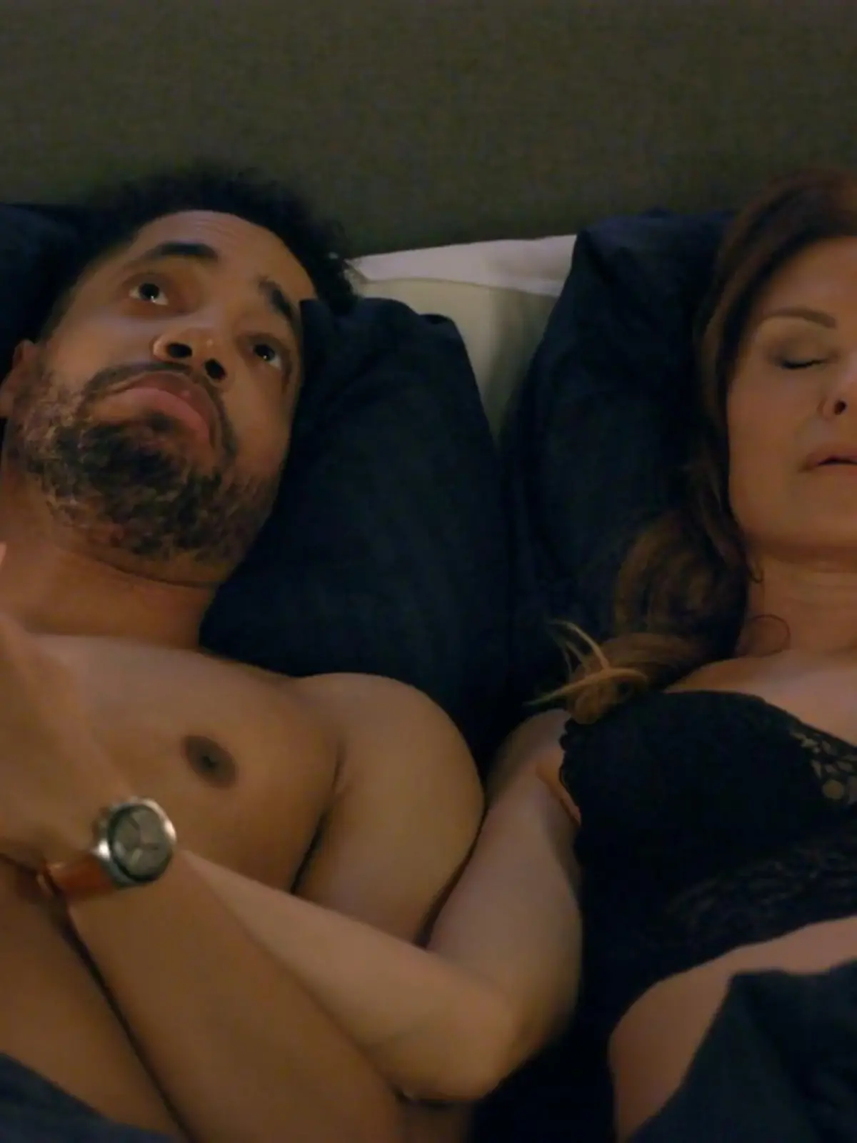 „Unter uns“--Folge 7288 vom 15.01.24: Britta ist überraschend aus den USA zurückgekehrt und verbringt mit Theo trotz Jetlag einen leidenschaftlichen Abend im Bett. Doch Theo wird die Geheimhaltung ihrer leidenschaftlichen Affäre langsam unangenehm.