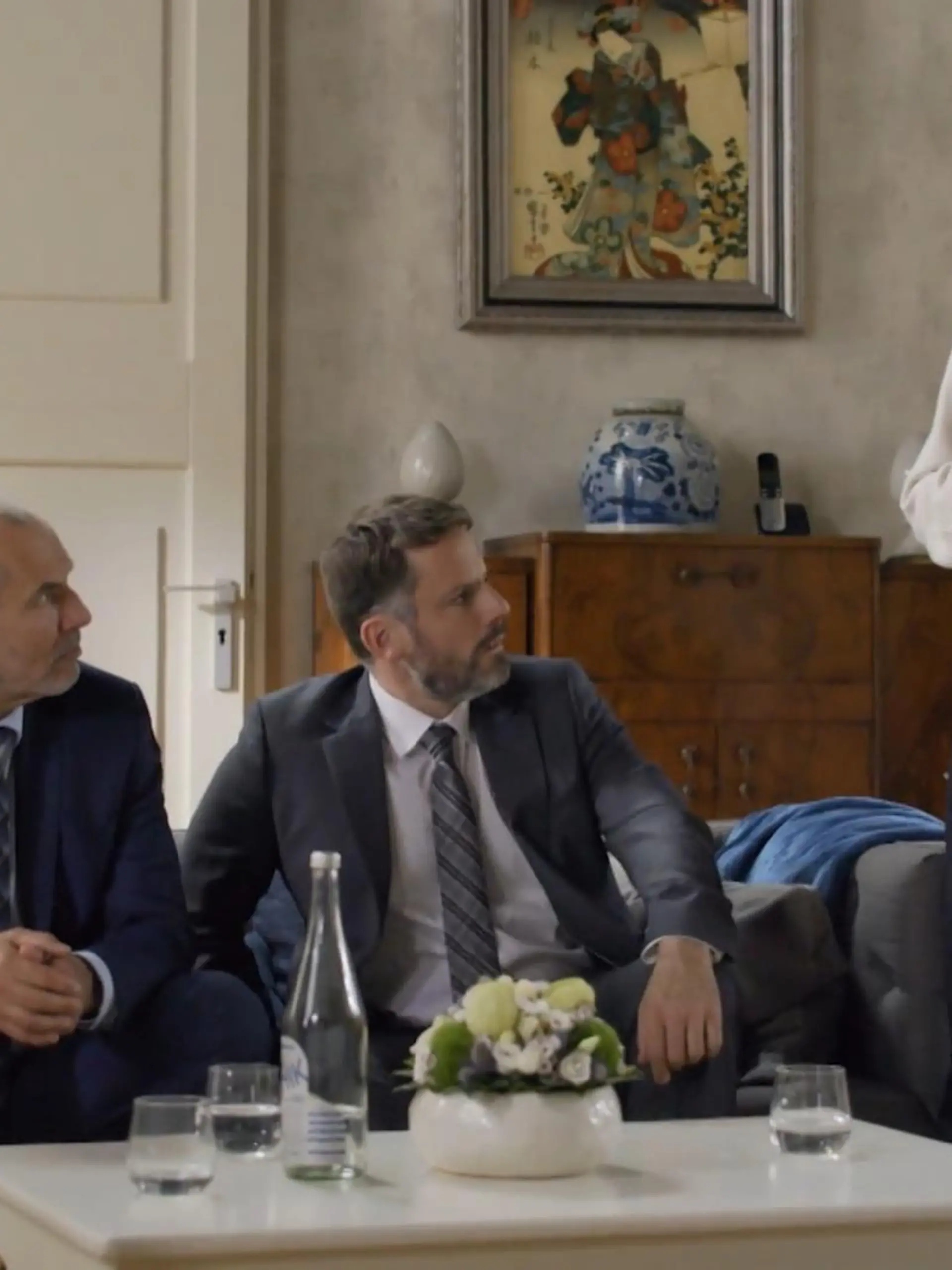 AWZ-Folge 4364 vom 15.01.24: Kurz vor Jennys Verhandlung konnte Daniela Justus und Isabelle davon abhalten, Jenny aus dem Gefängnis zu befreien. Jetzt hoffen die Albrechts und Isabelle, dass das tatverdächtige Paar in Portugal von der Polizei geschnappt wird. Als sie sich das Überwachungsvideo aus dem Hotel anschauen, fällt Isabelle etwas auf.