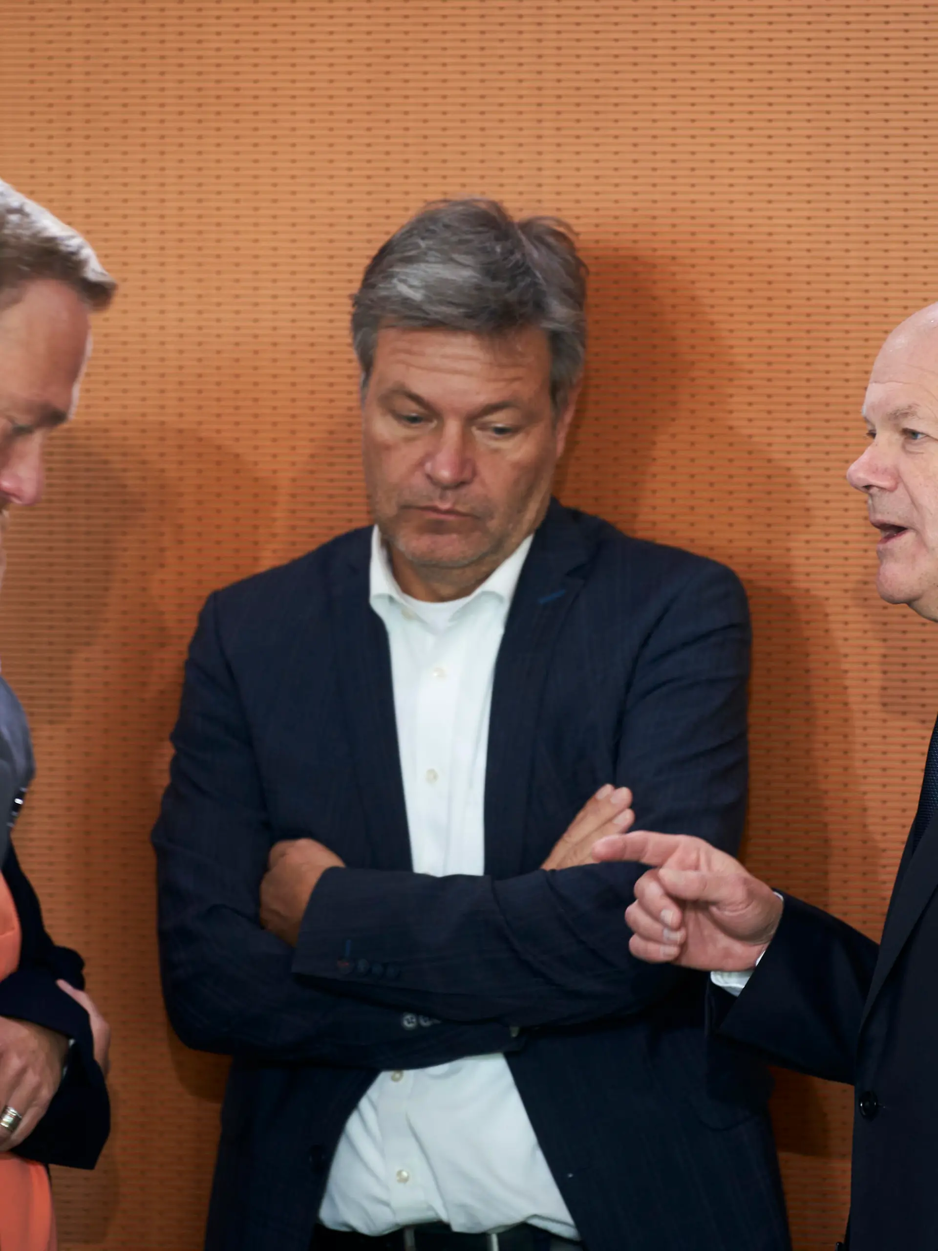 Bundesfinanzminister Christian Lindner/ FDP,. Bundeswirtschaftsminister Robert Habeck / B90 Die Grünen und Bundeskanzler Olaf Scholz / SPD vor der Sitzung des Kabinett in Berlin 
 bei der Sitzung des neuen Bundeskabinetts im Berliner Kanzleramt

/ 051022

*** Weekly meeting of the German Federal Cabinet, Berlin, Germany - 05 Oct 2022 ***