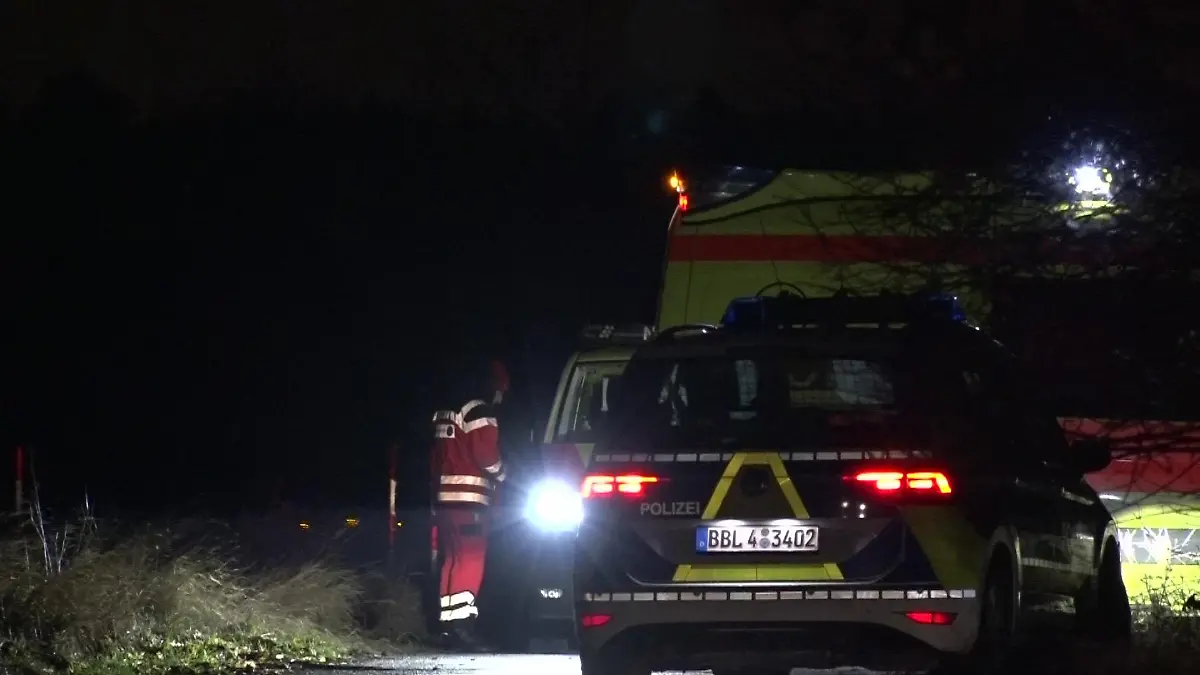 15.01.2024, Brandenburg, Mittenwalde: Einsatzkräfte der Polizei, Rettungsdienst und Notarzt sind an einem Tatort im Einsatz. In einem Auto in Brandenburg ist in der Nacht zum Montag ein totes Kleinkind entdeckt worden. Das teilte ein Polizeisprecher am Montagmorgen der Deutschen Presse-Agentur mit. Ersten Erkenntnissen der Polizei zufolge wurde auch die Mutter des Kindes in dem Auto in Mittenwalde gefunden. Sie war demnach am Leben und wurde medizinisch betreut, wie der Sprecher sagte. Das Kind war Polizeiangaben zufolge sechs Jahre alt. Foto: Cevin Dettlaff/dpa +++ dpa-Bildfunk +++