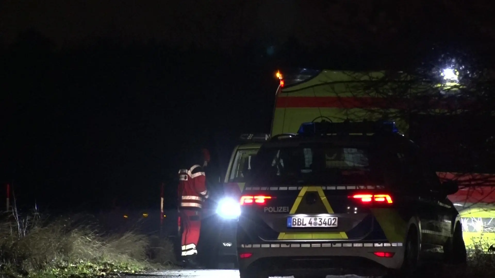 15.01.2024, Brandenburg, Mittenwalde: Einsatzkräfte der Polizei, Rettungsdienst und Notarzt sind an einem Tatort im Einsatz. In einem Auto in Brandenburg ist in der Nacht zum Montag ein totes Kleinkind entdeckt worden. Das teilte ein Polizeisprecher am Montagmorgen der Deutschen Presse-Agentur mit. Ersten Erkenntnissen der Polizei zufolge wurde auch die Mutter des Kindes in dem Auto in Mittenwalde gefunden. Sie war demnach am Leben und wurde medizinisch betreut, wie der Sprecher sagte. Das Kind war Polizeiangaben zufolge sechs Jahre alt. Foto: Cevin Dettlaff/dpa +++ dpa-Bildfunk +++