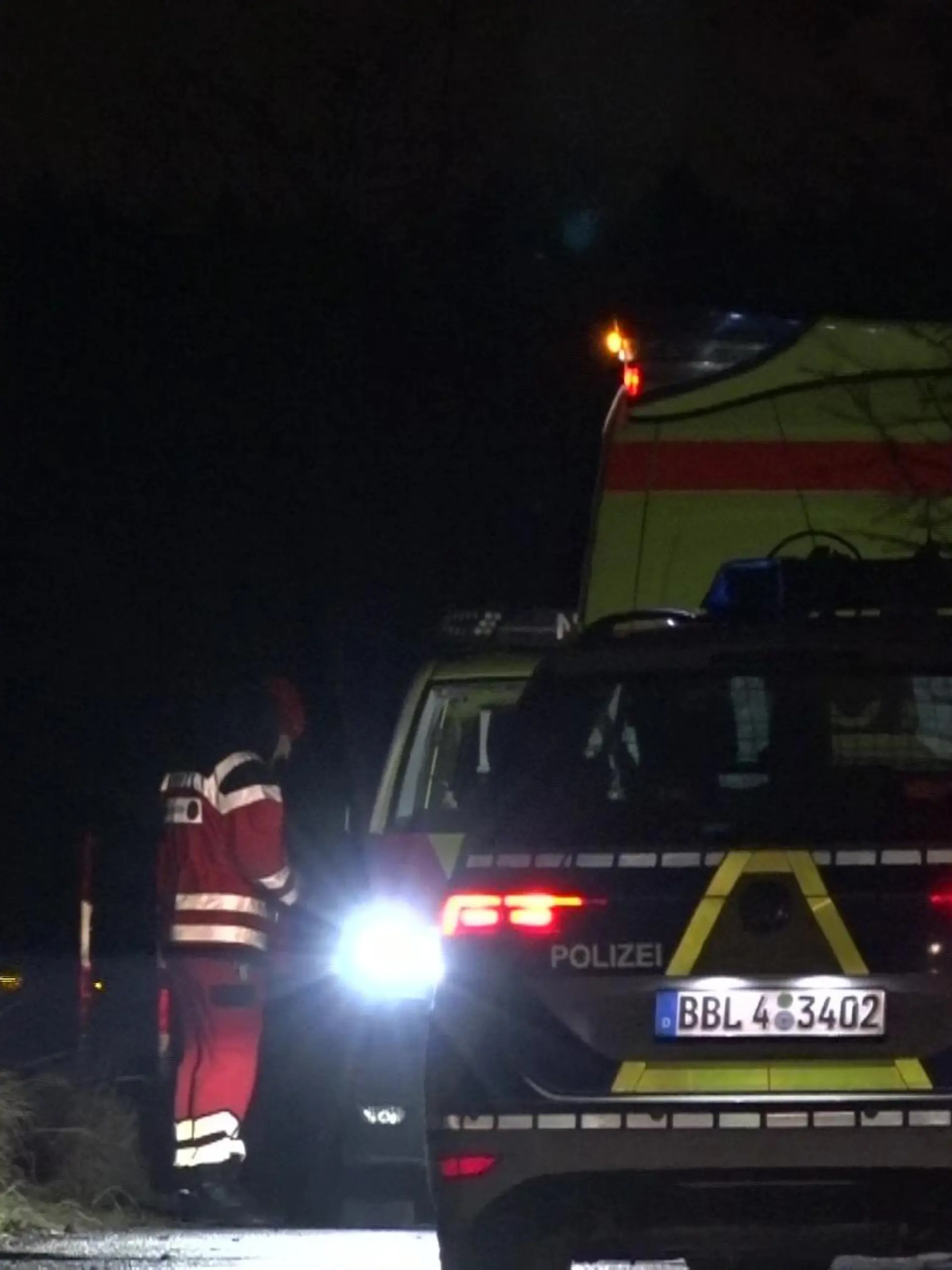 15.01.2024, Brandenburg, Mittenwalde: Einsatzkräfte der Polizei, Rettungsdienst und Notarzt sind an einem Tatort im Einsatz. In einem Auto in Brandenburg ist in der Nacht zum Montag ein totes Kleinkind entdeckt worden. Das teilte ein Polizeisprecher am Montagmorgen der Deutschen Presse-Agentur mit. Ersten Erkenntnissen der Polizei zufolge wurde auch die Mutter des Kindes in dem Auto in Mittenwalde gefunden. Sie war demnach am Leben und wurde medizinisch betreut, wie der Sprecher sagte. Das Kind war Polizeiangaben zufolge sechs Jahre alt. Foto: Cevin Dettlaff/dpa +++ dpa-Bildfunk +++