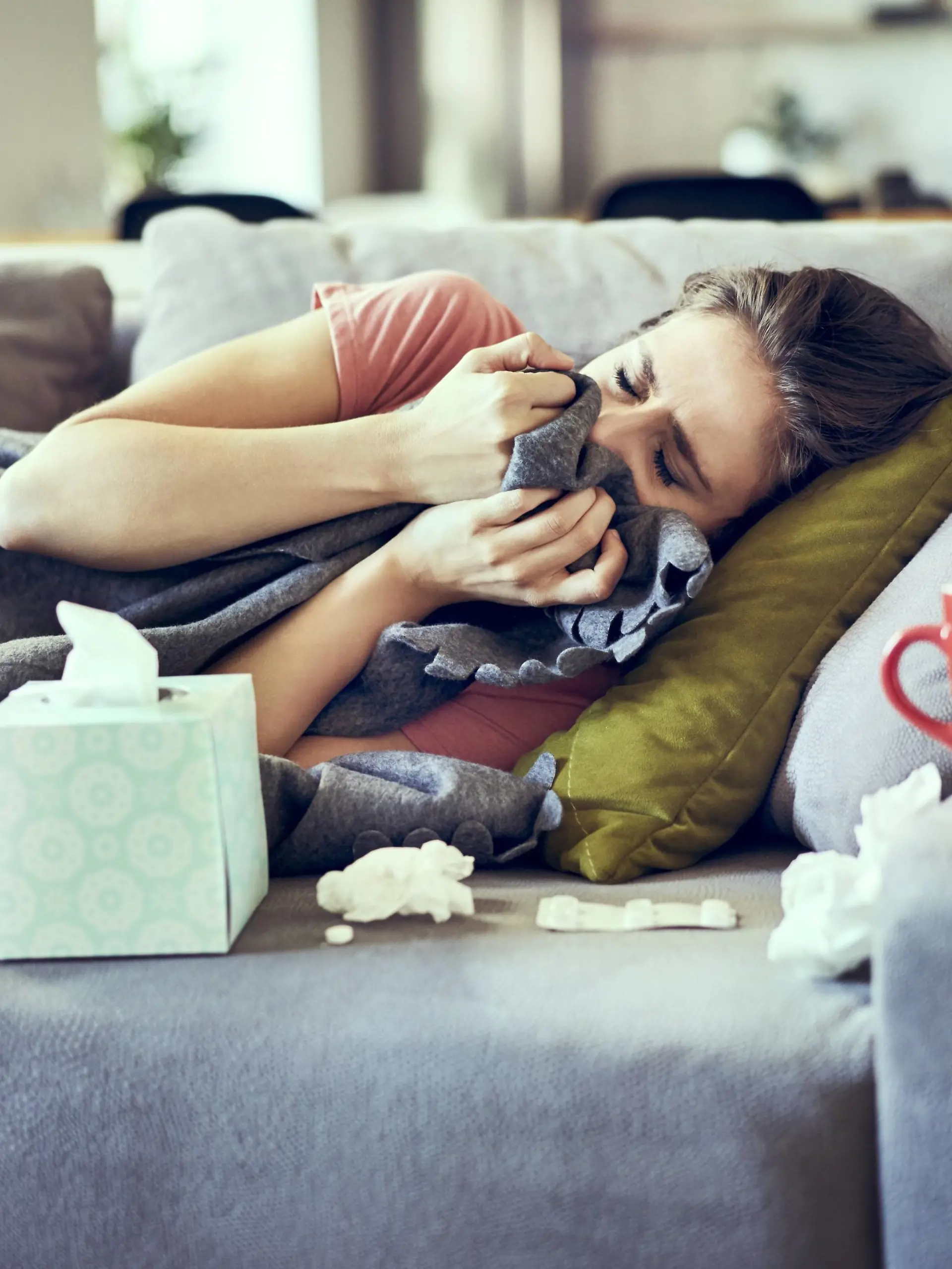  Sick woman trying to take a nap while lying on couch covered in blanket model released Symbolfoto property released PUBLICATIONxINxGERxSUIxAUTxHUNxONLY BSZF00896