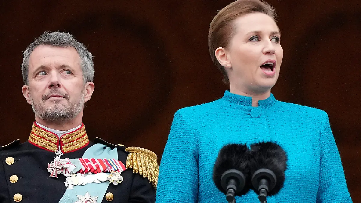 14.01.2024, Dänemark, Kopenhagen: Mette Frederiksen, Ministerpräsidentin von Dänamark, proklamiert Frederik X. als neuen König auf dem Balkon von Schloss Christiansborg. Der bisherige Kronprinz Frederik ist nach der Abdankung seiner Mutter Königin Margrethe II. zum neuen König von Dänemark ausgerufen worden. Foto: Martin Meissner/AP/dpa +++ dpa-Bildfunk +++