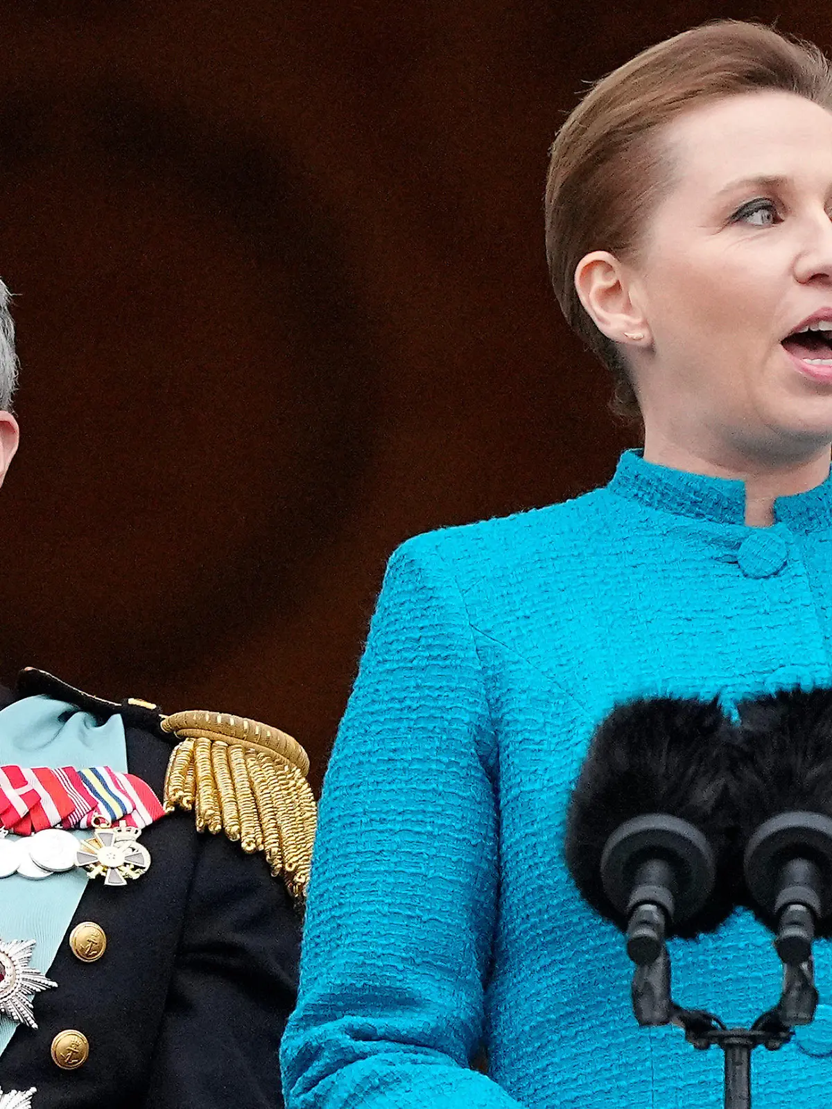 14.01.2024, Dänemark, Kopenhagen: Mette Frederiksen, Ministerpräsidentin von Dänamark, proklamiert Frederik X. als neuen König auf dem Balkon von Schloss Christiansborg. Der bisherige Kronprinz Frederik ist nach der Abdankung seiner Mutter Königin Margrethe II. zum neuen König von Dänemark ausgerufen worden. Foto: Martin Meissner/AP/dpa +++ dpa-Bildfunk +++