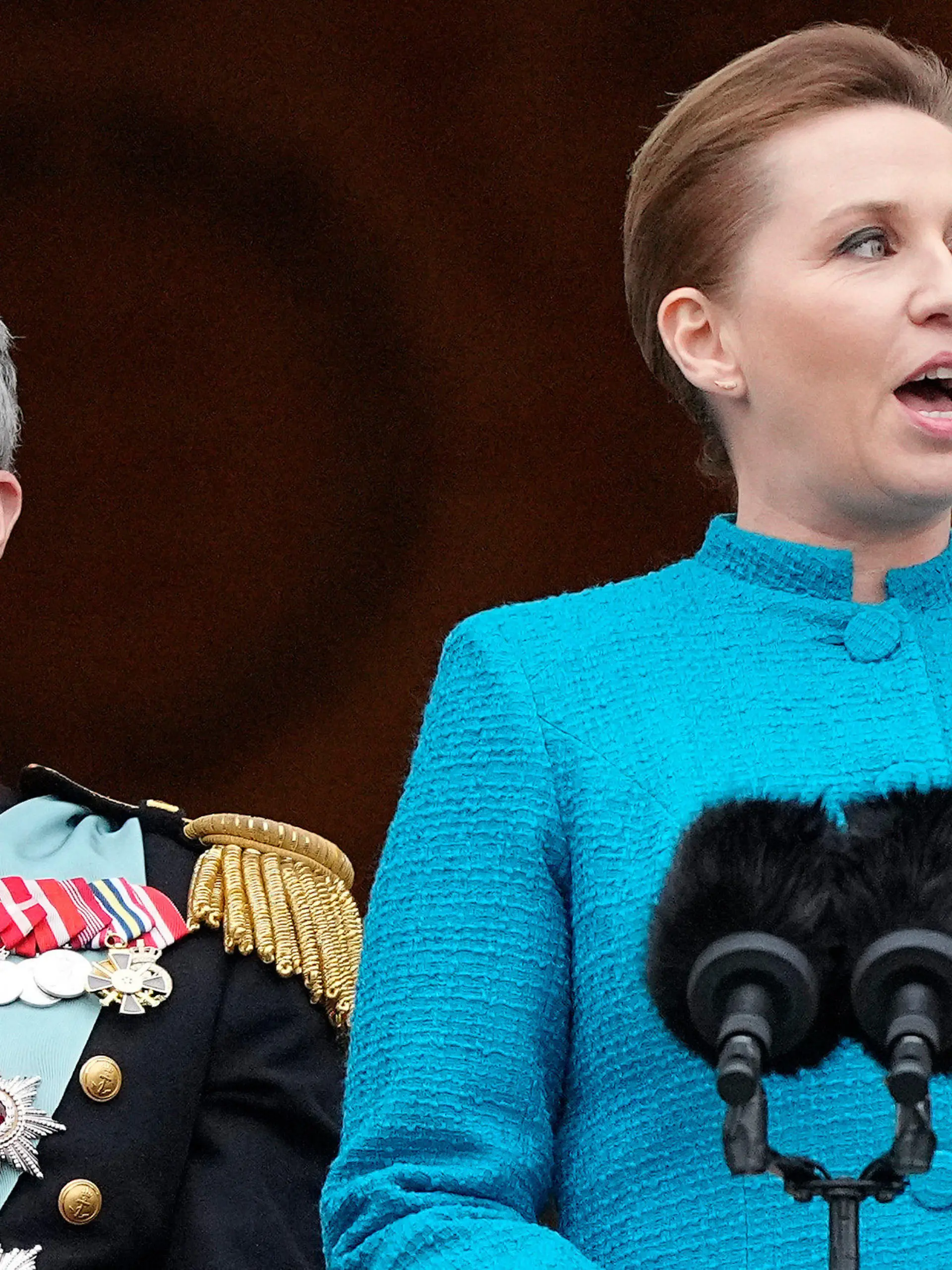 14.01.2024, Dänemark, Kopenhagen: Mette Frederiksen, Ministerpräsidentin von Dänamark, proklamiert Frederik X. als neuen König auf dem Balkon von Schloss Christiansborg. Der bisherige Kronprinz Frederik ist nach der Abdankung seiner Mutter Königin Margrethe II. zum neuen König von Dänemark ausgerufen worden. Foto: Martin Meissner/AP/dpa +++ dpa-Bildfunk +++