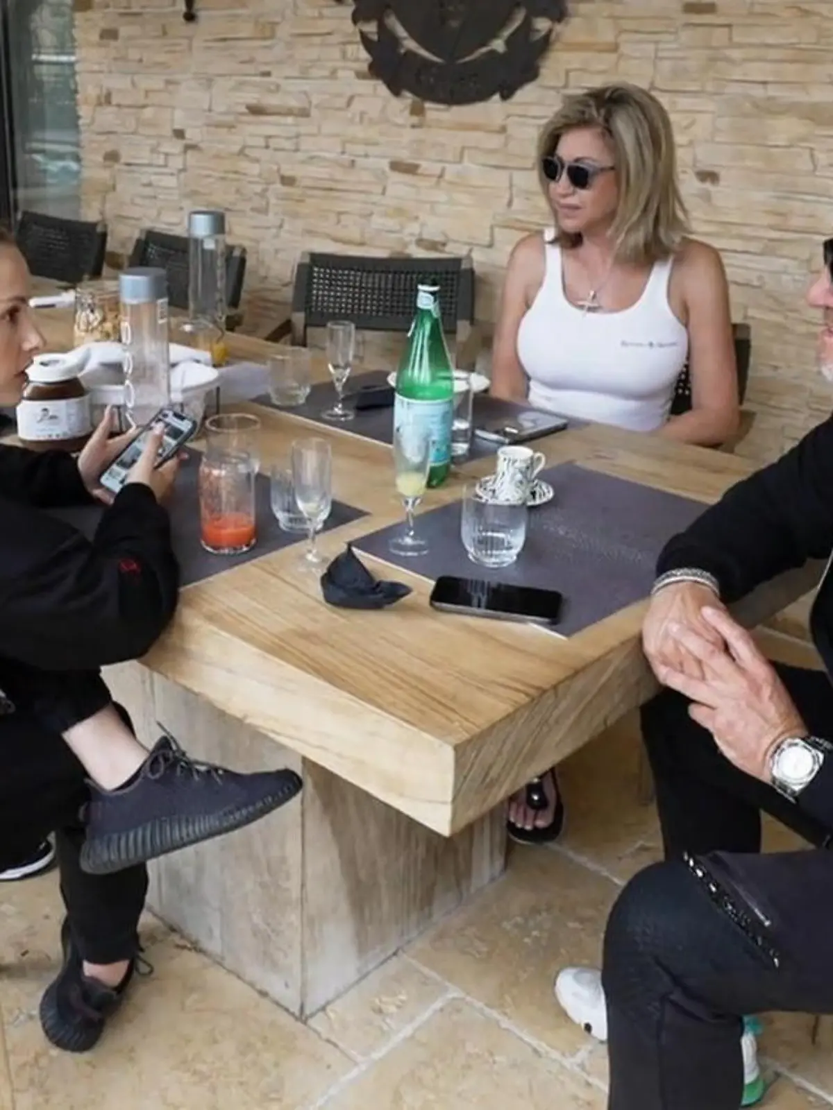Wie, jetzt schon? Robert und Carmen Geiss besprechen mit ihren Töchtern Shania und Davina gerade neue Pläne, als die schon anfangen, ihr Erbe aufzuteilen.