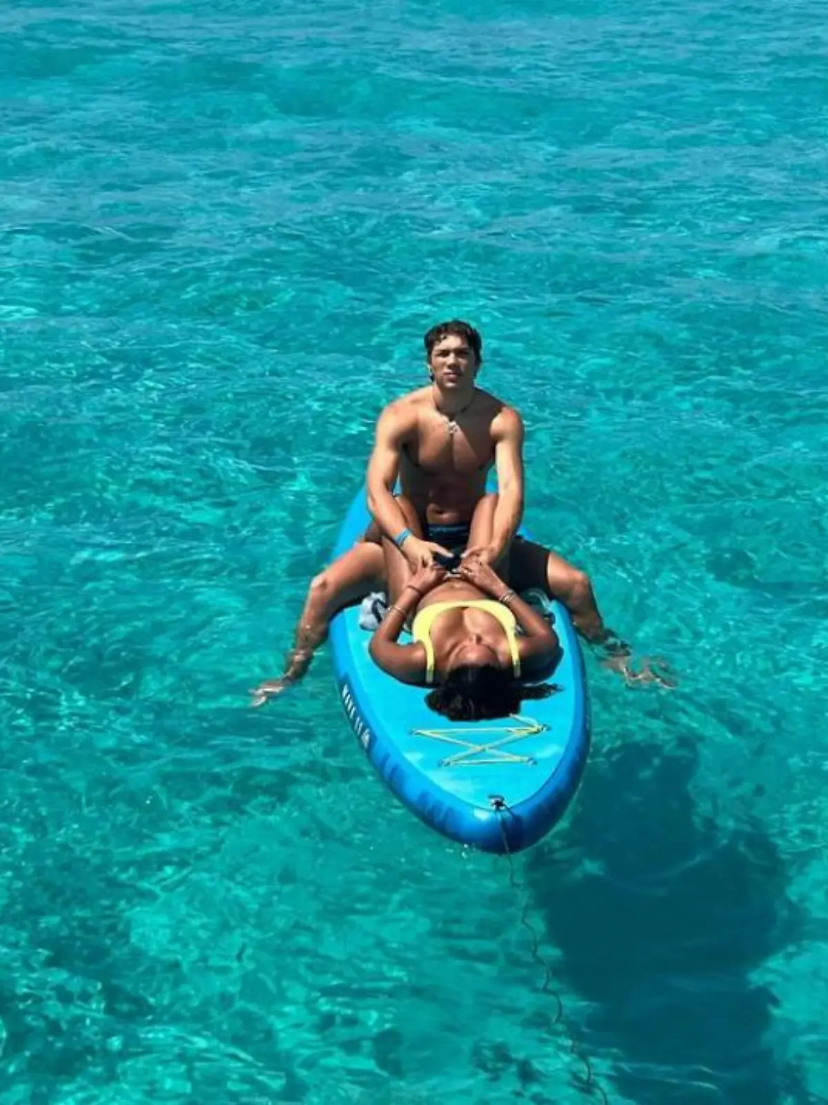 Elias Becker mit Freundin Yasmine im Urlaub.