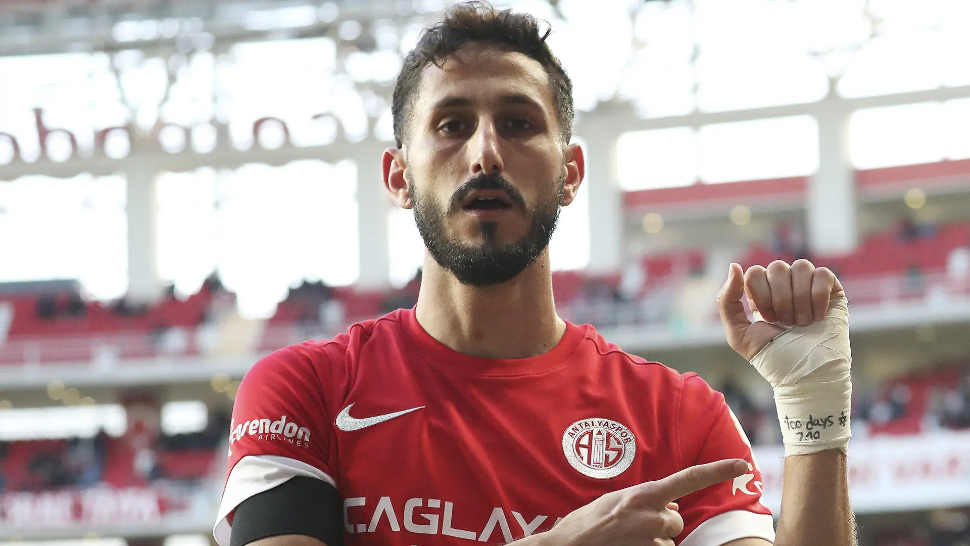 14.01.2024, Türkei, Antalya: Fußball: Süper Lig, Türkei, Antalyaspor - Trabzonspor. Sagiv Jehezkel von Antalyaspor zeigt nach einem Tor auf seinen bandagierten Arm. Die türkische Justiz ermittelt nach einem Torjubel gegen den israelischen Fußball-Profi Sagiv Jehezkel. Das teilte Justizminister Yilmaz Tunc am Sonntagabend auf dem Kurznachrichtendienst X (ehemals Twitter) mit. Erstligist Antalyaspor stellte den 28 Jahre alten Rechtsaußen nach dem 1:1 gegen Trabzonspor zudem frei, hieß es auf der Club-Homepage. Jehezkel hatte nach seinem Ausgleichstor in der 68. Minute seinen bandagierten Arm in die Kameras gehalten. Darauf stand auf Englisch handschriftlich der Hinweis «100 Tage» sowie das Datum 7.10. und ein Davidstern. Foto: Uncredited/Depo Photos via ZUMA Press Wire/dpa +++ dpa-Bildfunk +++