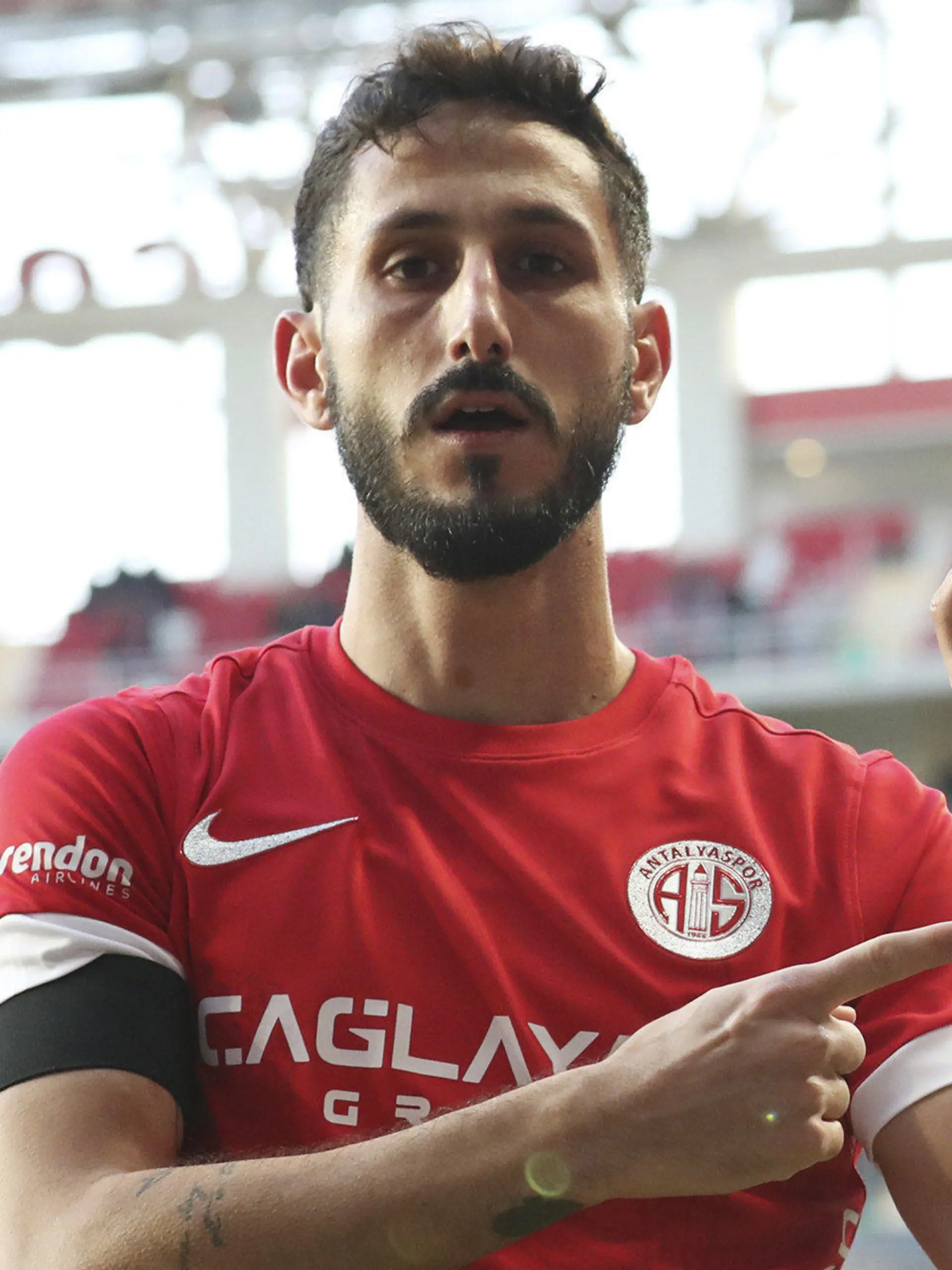 14.01.2024, Türkei, Antalya: Fußball: Süper Lig, Türkei, Antalyaspor - Trabzonspor. Sagiv Jehezkel von Antalyaspor zeigt nach einem Tor auf seinen bandagierten Arm. Die türkische Justiz ermittelt nach einem Torjubel gegen den israelischen Fußball-Profi Sagiv Jehezkel. Das teilte Justizminister Yilmaz Tunc am Sonntagabend auf dem Kurznachrichtendienst X (ehemals Twitter) mit. Erstligist Antalyaspor stellte den 28 Jahre alten Rechtsaußen nach dem 1:1 gegen Trabzonspor zudem frei, hieß es auf der Club-Homepage. Jehezkel hatte nach seinem Ausgleichstor in der 68. Minute seinen bandagierten Arm in die Kameras gehalten. Darauf stand auf Englisch handschriftlich der Hinweis «100 Tage» sowie das Datum 7.10. und ein Davidstern. Foto: Uncredited/Depo Photos via ZUMA Press Wire/dpa +++ dpa-Bildfunk +++