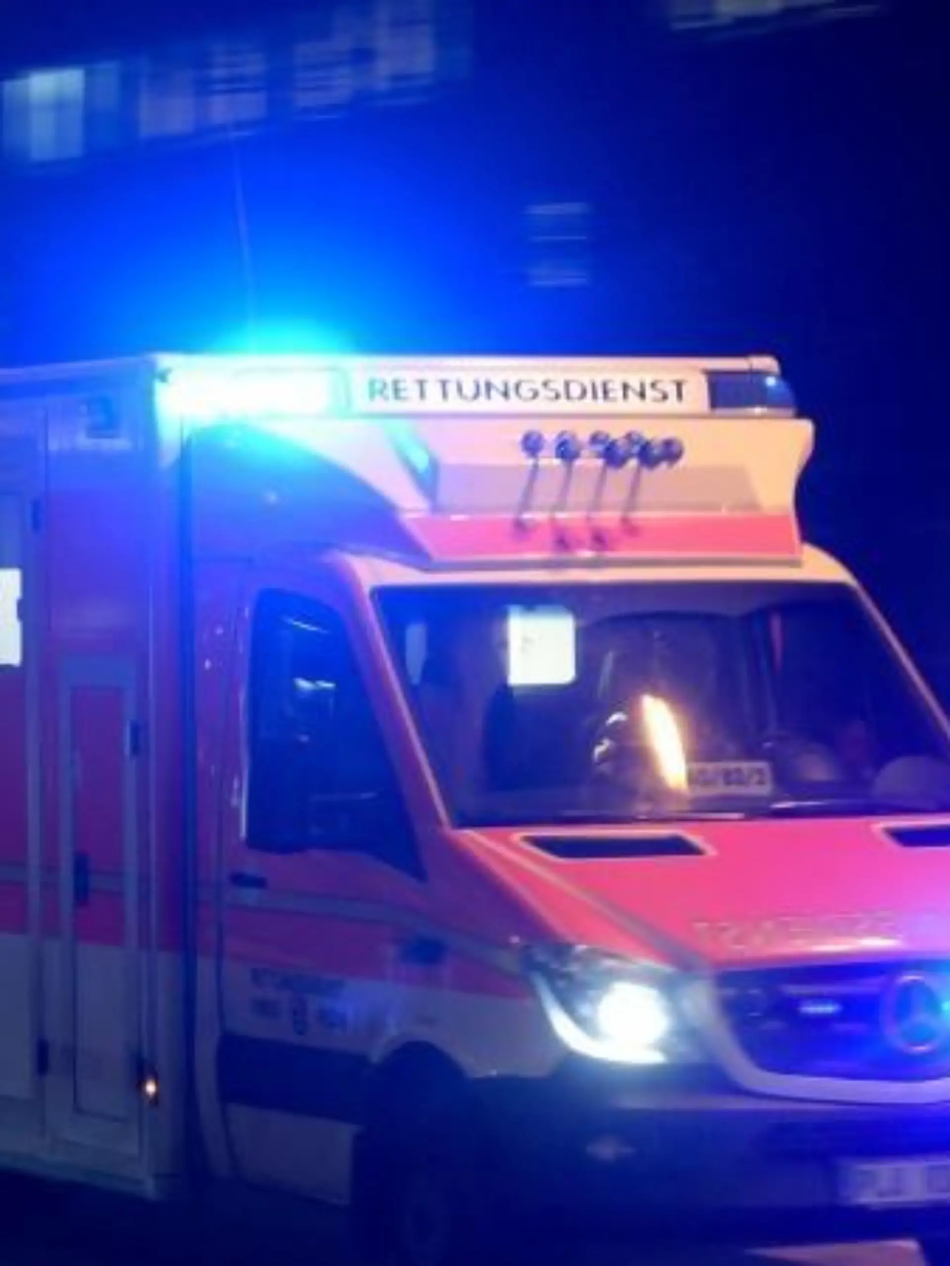 Ein Rettungswagen im Einsatz. Foto: Carsten Rehder/Archiv