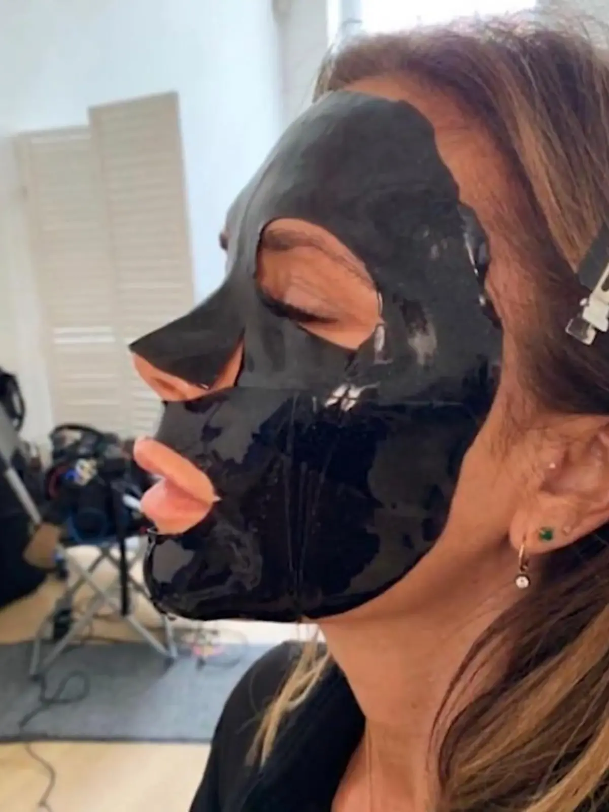 Es gibt sie in allen Variationen, Farben und Formen: Gesichtsmasken! Wenn sie gute Inhaltsstoffe haben, können sie unserer Haut viel Gutes tun. Und dafür muss man nicht immer zur teuren Kosmetikerin gehen. Es gibt zum Beispiel eine Maske, auf die Promis wie Sandy Meyer, Wölden oder Rouge Gislason schwören. Selbst gemacht mit Aloe Vera, Schwarzteebeuteln, Biocellulose-Masken oder einfach Heilerde: Zusammen mit der Dermatologin Dr. Miriam Rehbein nehmen wir im Video alle Gesichtsmasken unter die Lupe.