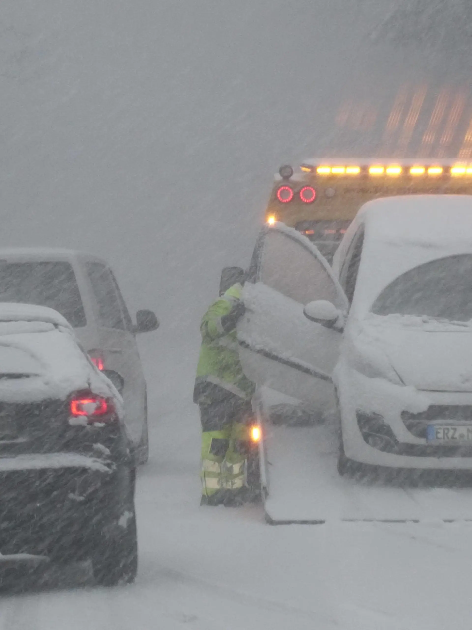 Orkan Zoltan geht einfach nicht die Puste aus. Auf der Rückseite des Sturmtiefs fegten Orkanböen am Freitagvormittag über das Erzgebirge hinweg. Hinzu kamen starke Schneefälle, Wintergewitter. Die Folge waren massive Verkehrsbehinderungen. Der Verkehr kam um Annaberg-Buchholz, bzw. im Erzgebirgskreis quasi zum Erliegen - nix geht mehr. 10 cm Neuschnee in zwei Stunden und Orkanböen - Extrembedingungen für viele Feuerwehren. Mit Durchzug des Wintergewitters rückten die Feuerwehren reihenweise aus. Umgestürzte Bäume blockierten die Fahrbahnen. So auch auf der S 222 am Kalten Muff bei Neundorf. Die Kameraden mussten unter Extrembedingungen den Baum zersägen. Viele LKW Fahrer blieben stecken. Vor allem die B 95 zwischen Schönfeld und Annaberg-Bu