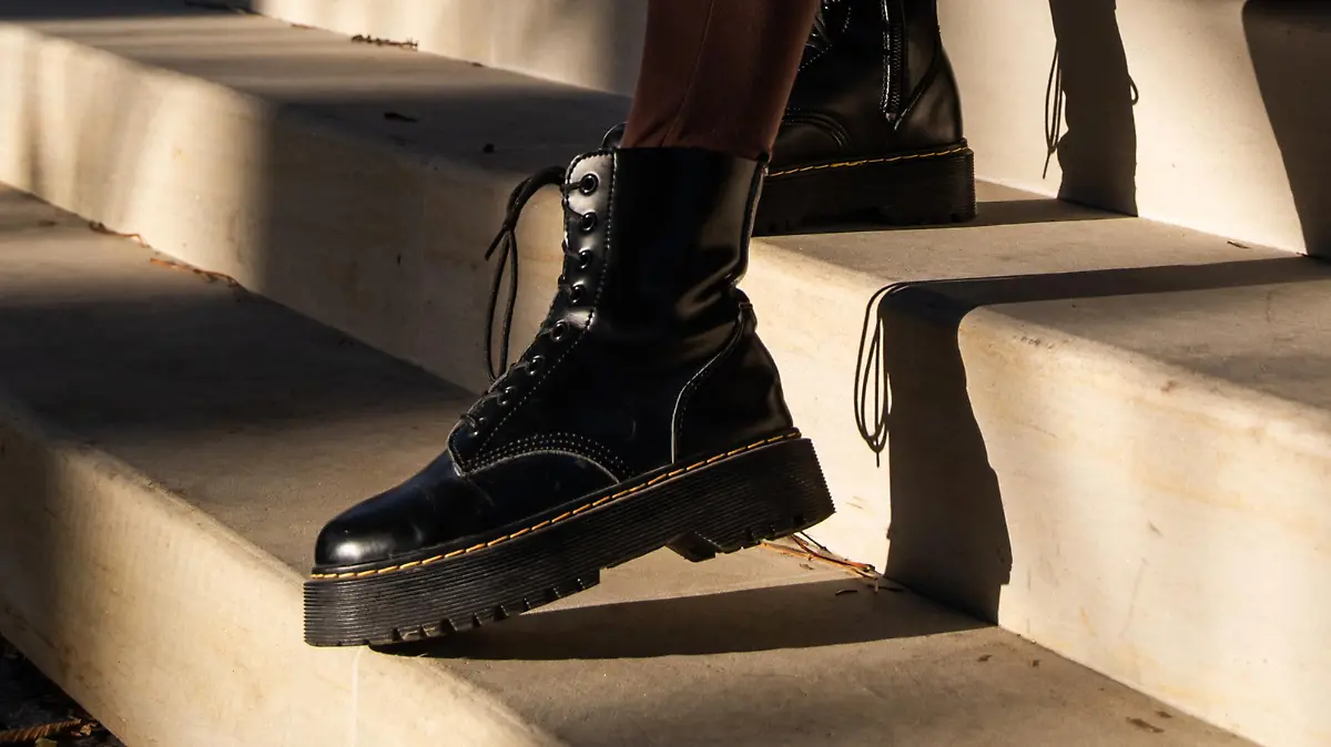 Frau trägt günstige Alternative von Dr. Martens.