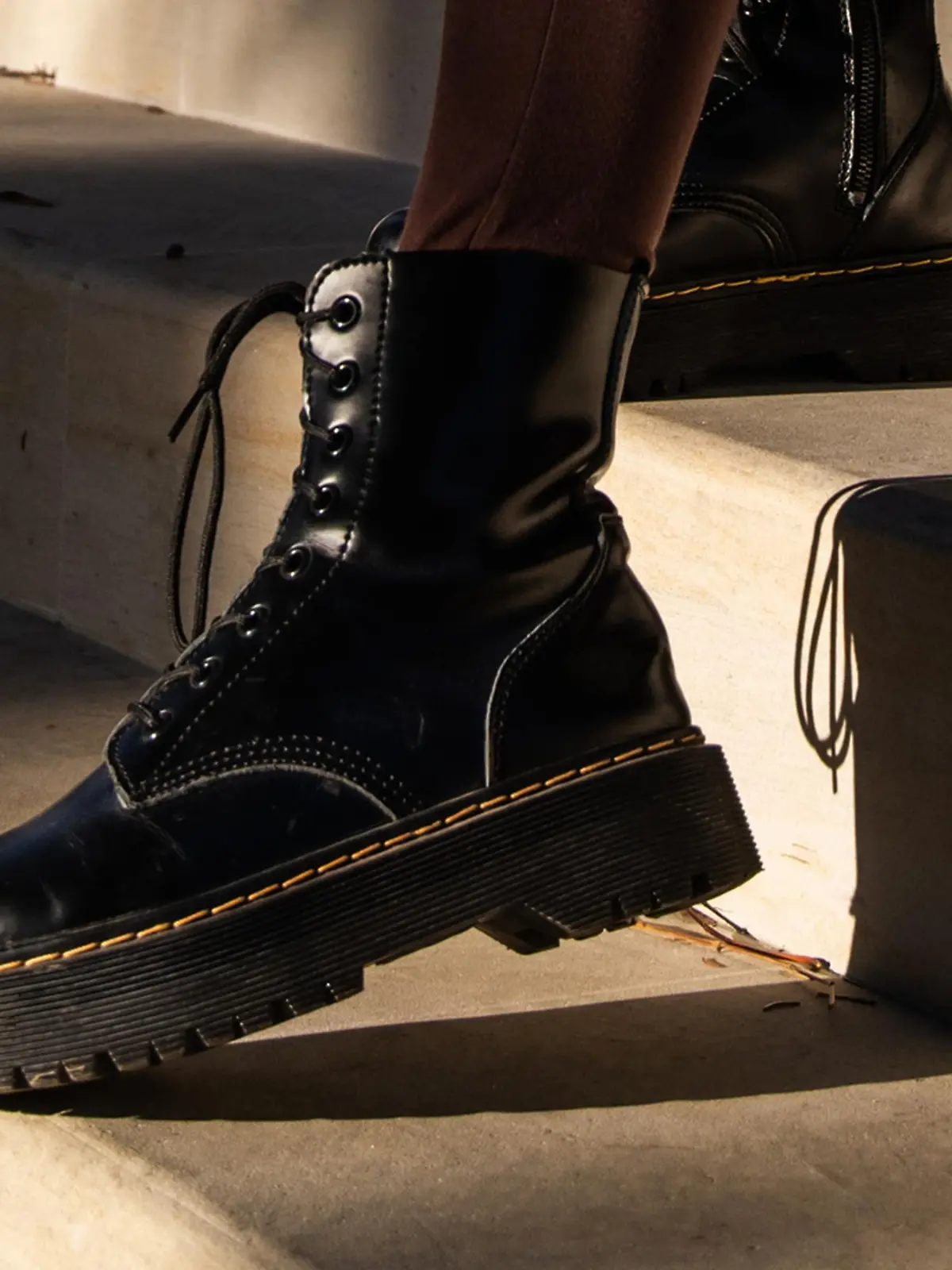 Frau trägt günstige Alternative von Dr. Martens.