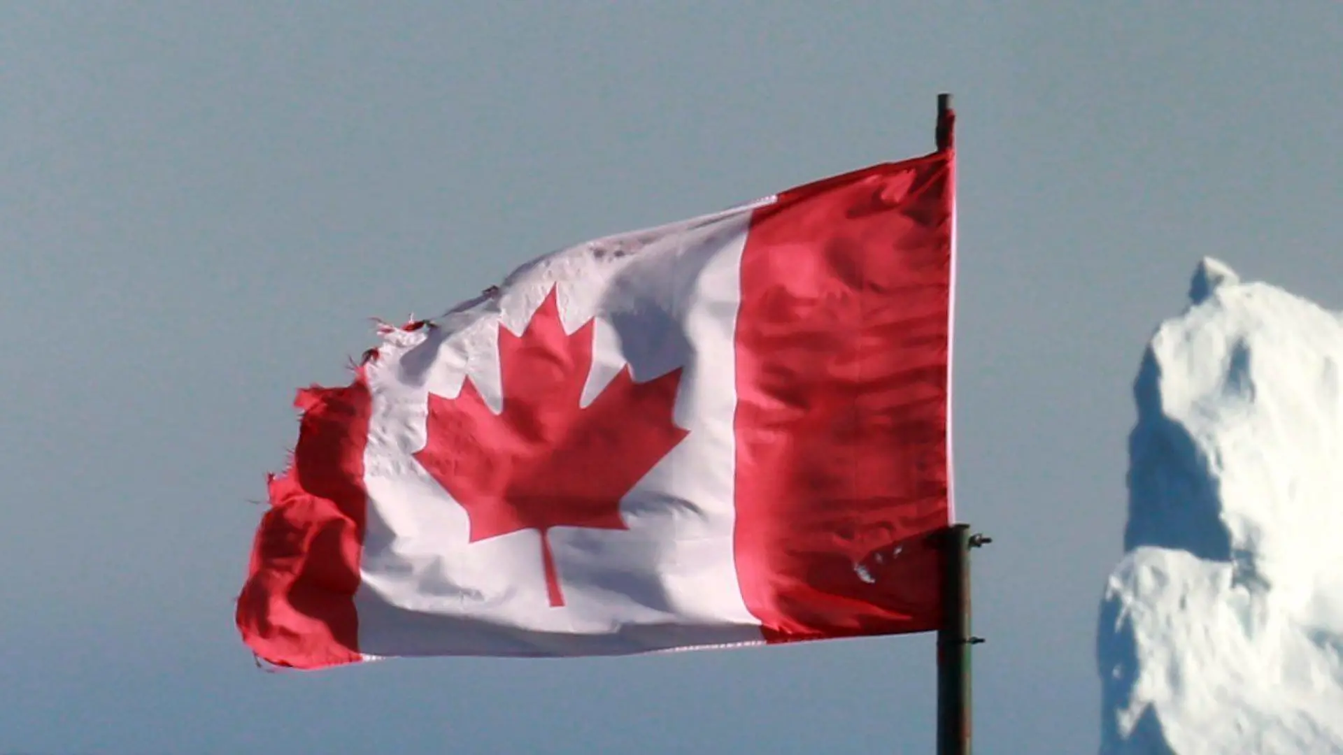 Ein großer Eisberg schwimmt am 24.04.2017 vor Ferryland, Neufundland, Kanada, in Richtung Süden. Foto: Paul Daly/The Canadian Press/AP/dpa +++(c) dpa - Bildfunk+++