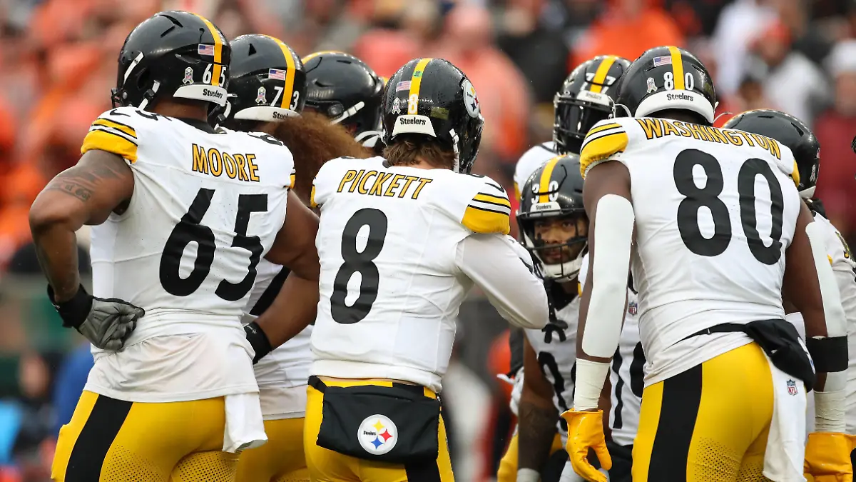 CINCINNATI, OH - NOVEMBER 26: Pittsburgh Steelers quarterback Kenny Pickett 8 talks with his teammates in the huddle during the game against the Pittsburgh Steelers and the Cincinnati Bengals on November 26, 2023, at Paycor Stadium in Cincinnati, OH. Photo by Ian Johnson/Icon Sportswire NFL, American Football Herren, USA NOV 26 Steelers at Bengals EDITORIAL USE ONLY Icon231126075