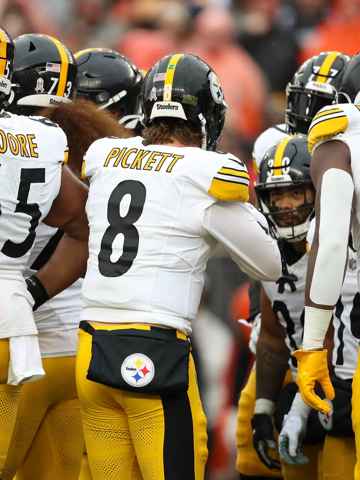 CINCINNATI, OH - NOVEMBER 26: Pittsburgh Steelers quarterback Kenny Pickett 8 talks with his teammates in the huddle during the game against the Pittsburgh Steelers and the Cincinnati Bengals on November 26, 2023, at Paycor Stadium in Cincinnati, OH. Photo by Ian Johnson/Icon Sportswire NFL, American Football Herren, USA NOV 26 Steelers at Bengals EDITORIAL USE ONLY Icon231126075