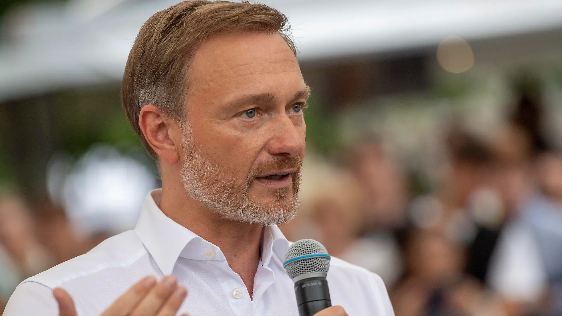 ARCHIV - 20.08.2022, Berlin: Christian Lindner (FDP), Bundesminister der Finanzen, spricht beim Tag der Offenen Tür der Bundesregierung unter dem Motto «Demokratie lädt ein» im Finanzministerium bei einem Gespräch mit Bürgern. In der Diskussion über die Gasumlage äußert nun auch Bundesfinanzminister Lindner Zweifel an dem umstrittenen Instrument. Foto: Christophe Gateau/dpa +++ dpa-Bildfunk +++