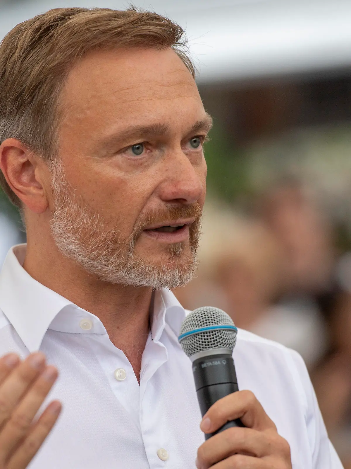 ARCHIV - 20.08.2022, Berlin: Christian Lindner (FDP), Bundesminister der Finanzen, spricht beim Tag der Offenen Tür der Bundesregierung unter dem Motto «Demokratie lädt ein» im Finanzministerium bei einem Gespräch mit Bürgern. In der Diskussion über die Gasumlage äußert nun auch Bundesfinanzminister Lindner Zweifel an dem umstrittenen Instrument. Foto: Christophe Gateau/dpa +++ dpa-Bildfunk +++