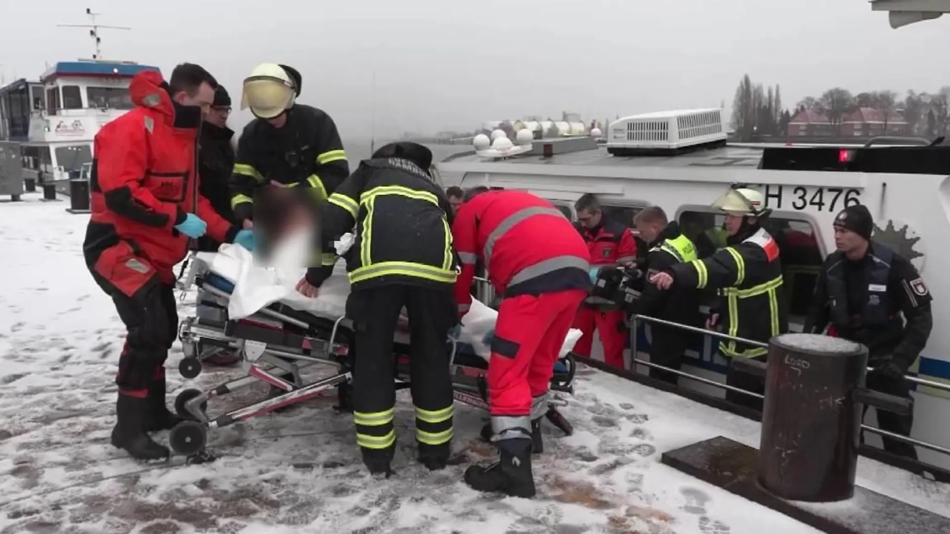 Die Rettungskräfte erwarteten den Mann bereits am Ufer.