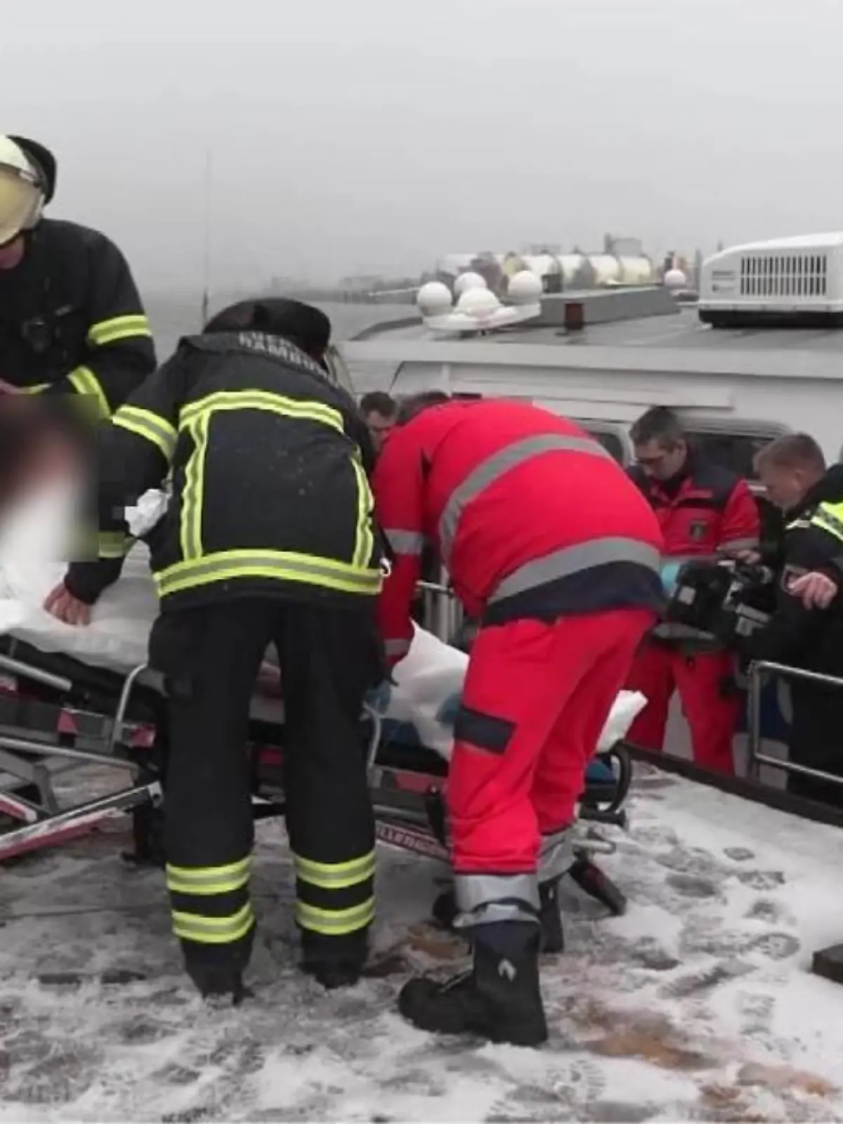 Die Rettungskräfte erwarteten den Mann bereits am Ufer.