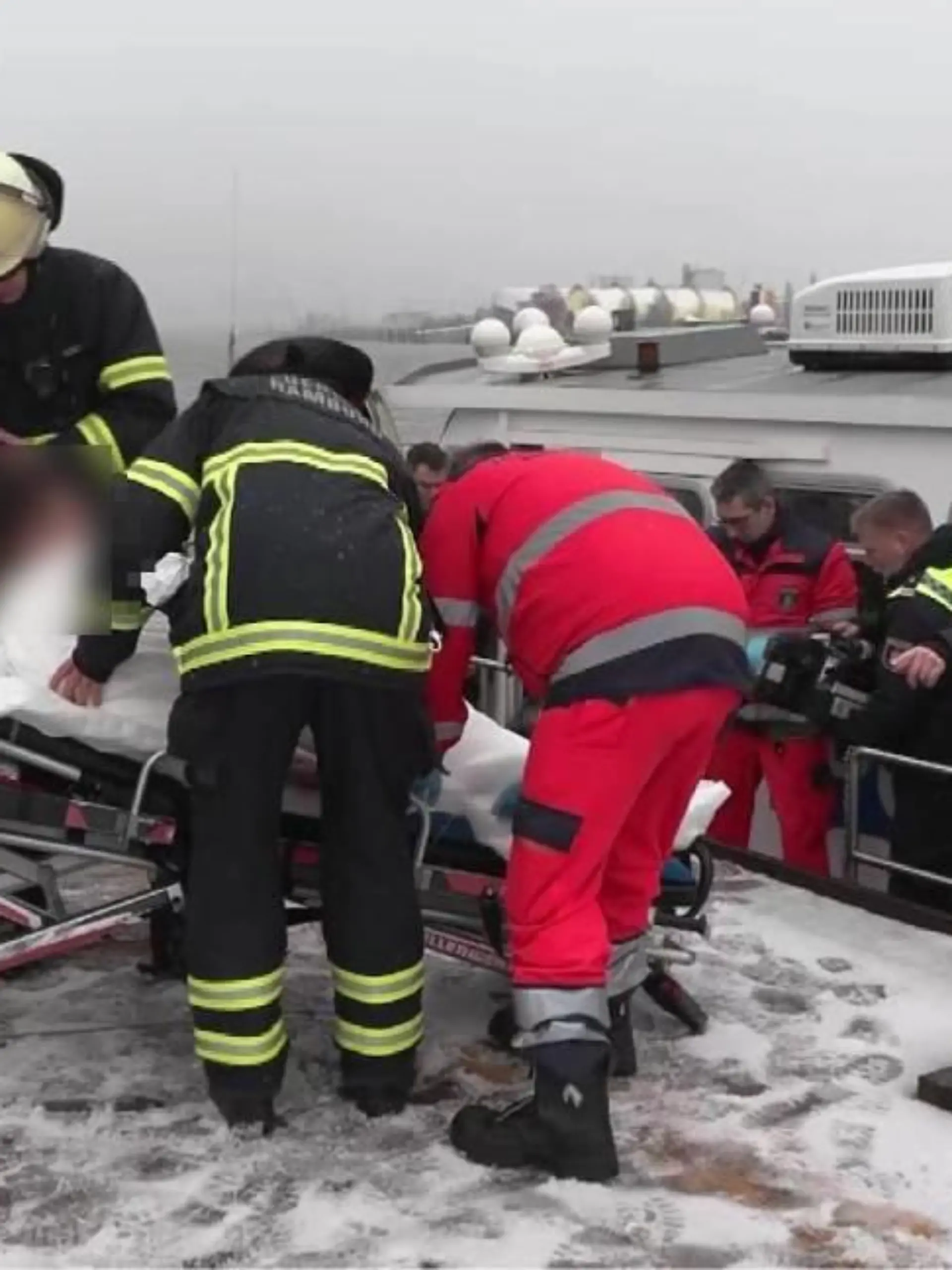 Die Rettungskräfte erwarteten den Mann bereits am Ufer.