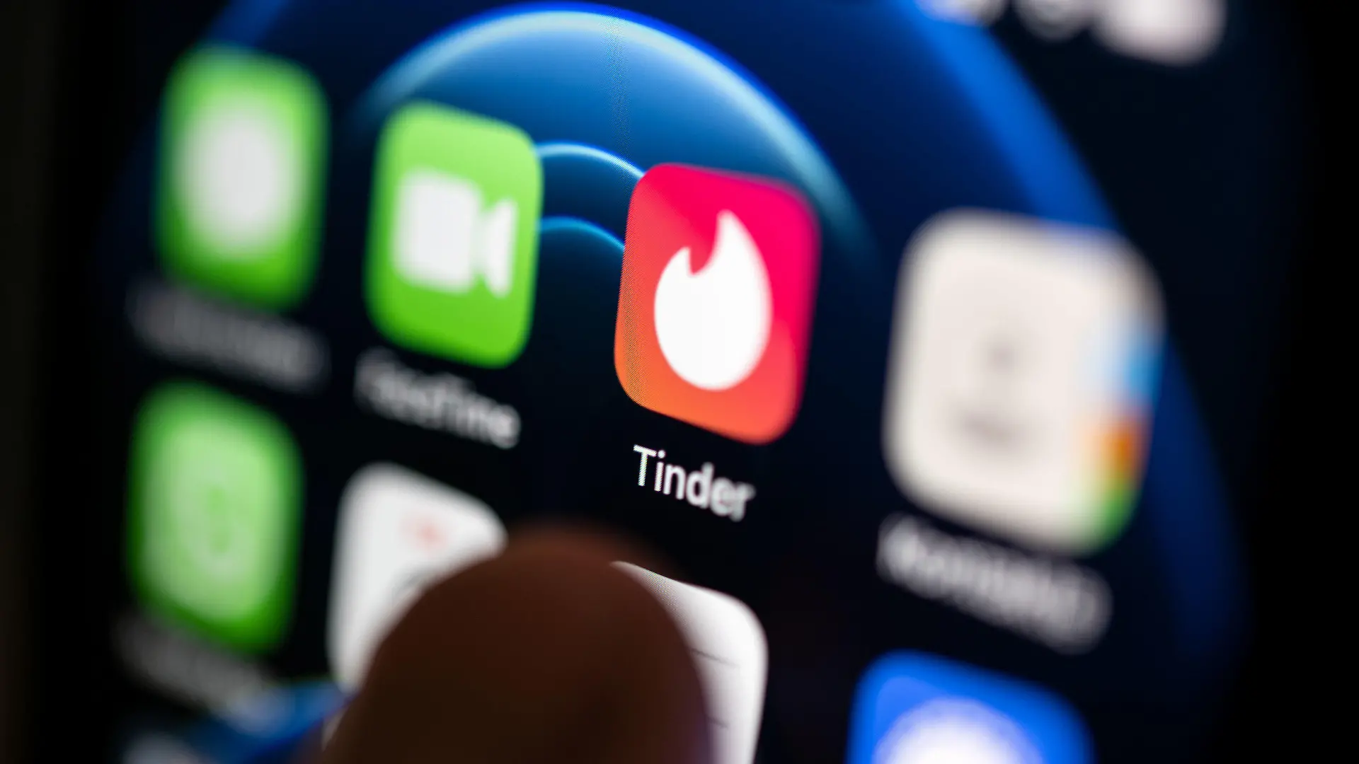 ARCHIV - 02.09.2022, Baden-Württemberg, Stuttgart: Ein Finger bedient ein Smartphone auf dem unter anderen die App von Tinder installiert ist. Tinder und andere Dating-Plattformen des US-Konzerns Match Group ziehen sich aus Russland zurück. (zu dpa: «Dating-App Tinder stellt Betrieb in Russland ein») Foto: Marijan Murat/dpa +++ dpa-Bildfunk +++