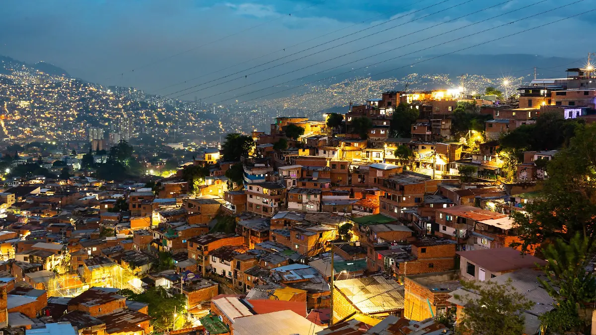 Einfache Häuser, Blaue Stunde, Abend, Favela, Comuna 13, Medellin, Kolumbien, Südamerika