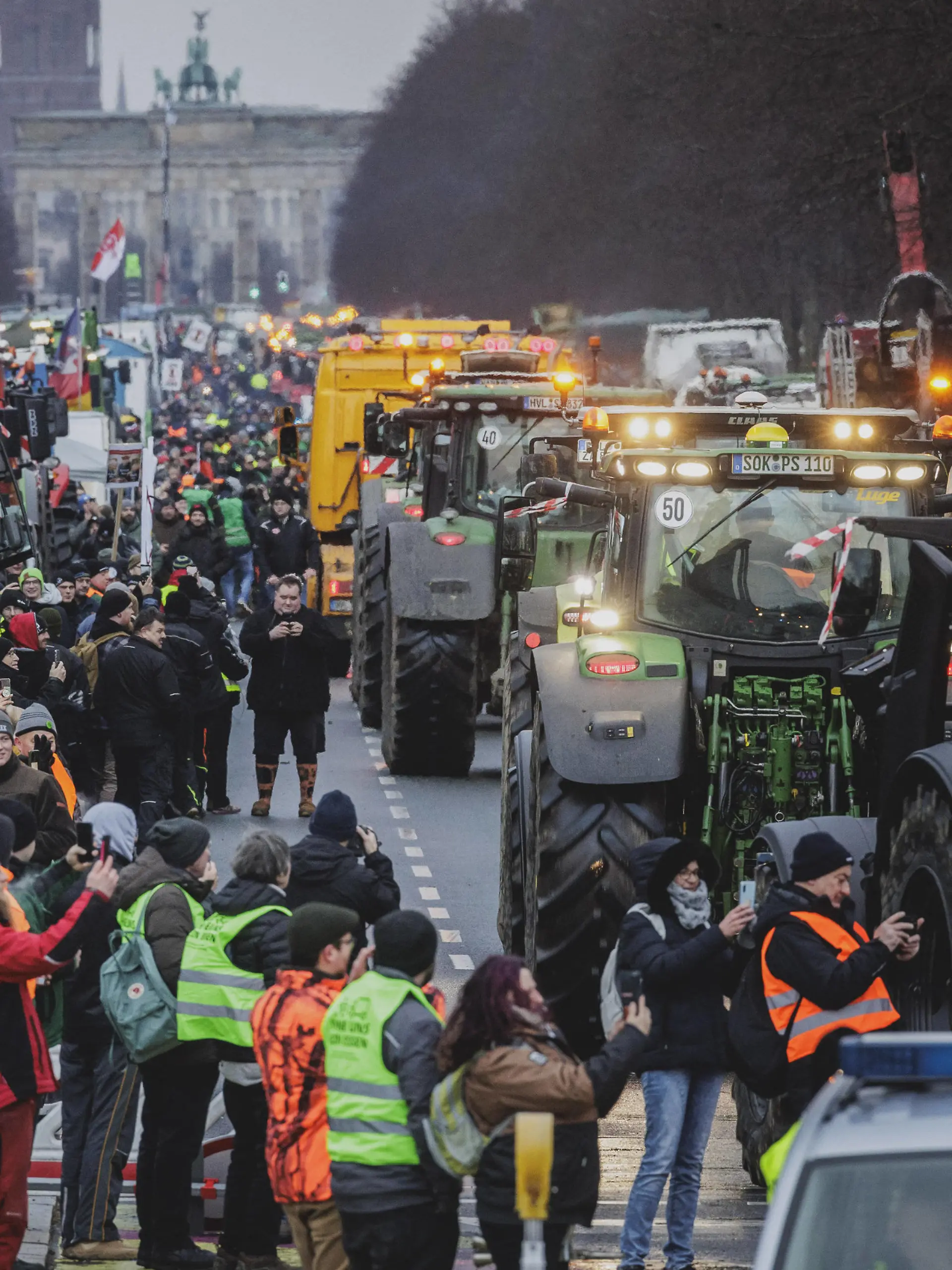Strassenblockaden, aufgenommen im Rahmen der Bauern-Proteste in Berlin, 15.01.2024. Am Montag werden im Rahmen der Protestwoche der Landwirtinnen und Landwirten 10.000 Teilnehmer erwartet. Sie protestieren unter anderem gegen die Sparplaene der Ampelregierung. Berlin Deutschland *** Road blockades, taken as part of the farmers protests in Berlin, 15 01 2024 On Monday, 10,000 participants are expected as part of the farmers protest week They are protesting, among other things, against the austerity plans of the traffic light government in Berlin Germany Copyright: xFlorianxGaertnerx