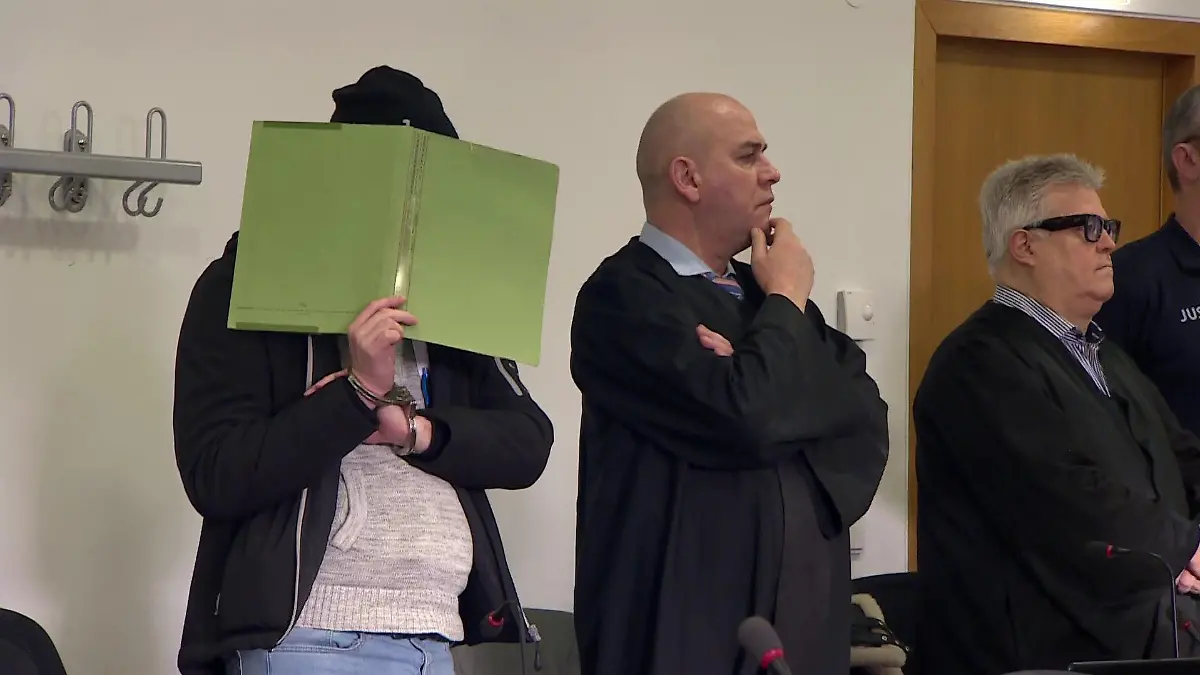 Einer der Angeklagten beim Prozessauftakt in Berlin.
