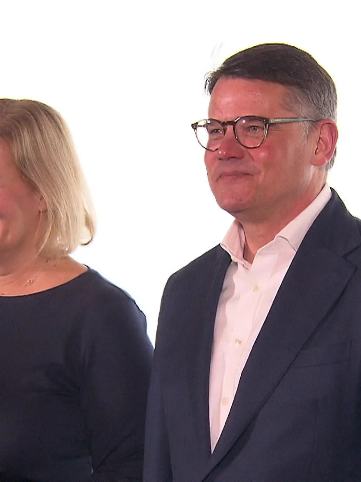 „Diese Koalition wird liefern.“

Das verspricht der amtierende Ministerpräsident Boris Rhein (CDU) am Vormittag bei der Vorstellung des neuen Hessen-Kabinetts. Er selbst will sich am Donnerstag in der ersten konstitutionellen Sitzung als Ministerpräsident wiederwählen lassen. Die Personalentscheidung für die Ministerposten des schwarz-roten Kabinetts wurden bereits getroffen. Unter ihnen viele bekannte, aber auch weniger bekannte Gesichter. Wer allerdings leer ausgeht und ohne Kabinettsposten in die nächste Legislaturperiode startet, erfahrt ihr im Video!