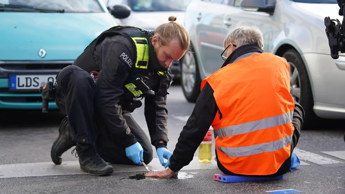 News Themen der Woche KW41 News Bilder des Tages Klima Aktivisten blockieren erneut Berliner Autobahnabfahrt im morgendlichen Berufsverkehr Erneut haben Klimaschutz- Aktivisten im morgendlichen Berufsverkehr eine Berliner Autobahnausfahrt blockiert. Rund ein Dutzend Demonstranten der Gruppe Letzte Generation blockieren derzeit die Ausfahrt der Berliner Stadtautobahn A103 in Steglitz. Viele Autofahrer reagieren gereizt und zeigen wenig Verständnis für die Aktion. Eine Autofahrerin verlor offenbar die Nerven und attackierte ein Kamerateam on tape. Müham müssen Polizeibeamte die festgeklebten Hände mit Speiseöl von der Straße lösen, verletzt wurde bei der Aktion niemand. Weitere ähnlich geplante Aktion konnte bereits durch die Polizei unterbunden werden. Sktivisten berichten Copyright: xMartinxDziadekx
