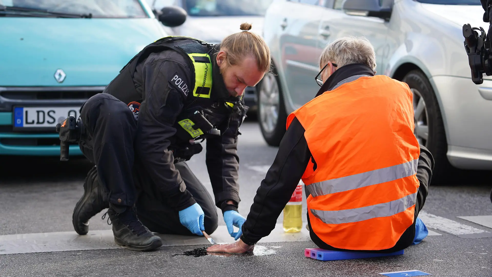 News Themen der Woche KW41 News Bilder des Tages Klima Aktivisten blockieren erneut Berliner Autobahnabfahrt im morgendlichen Berufsverkehr Erneut haben Klimaschutz- Aktivisten im morgendlichen Berufsverkehr eine Berliner Autobahnausfahrt blockiert. Rund ein Dutzend Demonstranten der Gruppe Letzte Generation blockieren derzeit die Ausfahrt der Berliner Stadtautobahn A103 in Steglitz. Viele Autofahrer reagieren gereizt und zeigen wenig Verständnis für die Aktion. Eine Autofahrerin verlor offenbar die Nerven und attackierte ein Kamerateam on tape. Müham müssen Polizeibeamte die festgeklebten Hände mit Speiseöl von der Straße lösen, verletzt wurde bei der Aktion niemand. Weitere ähnlich geplante Aktion konnte bereits durch die Polizei unterbunden werden. Sktivisten berichten Copyright: xMartinxDziadekx
