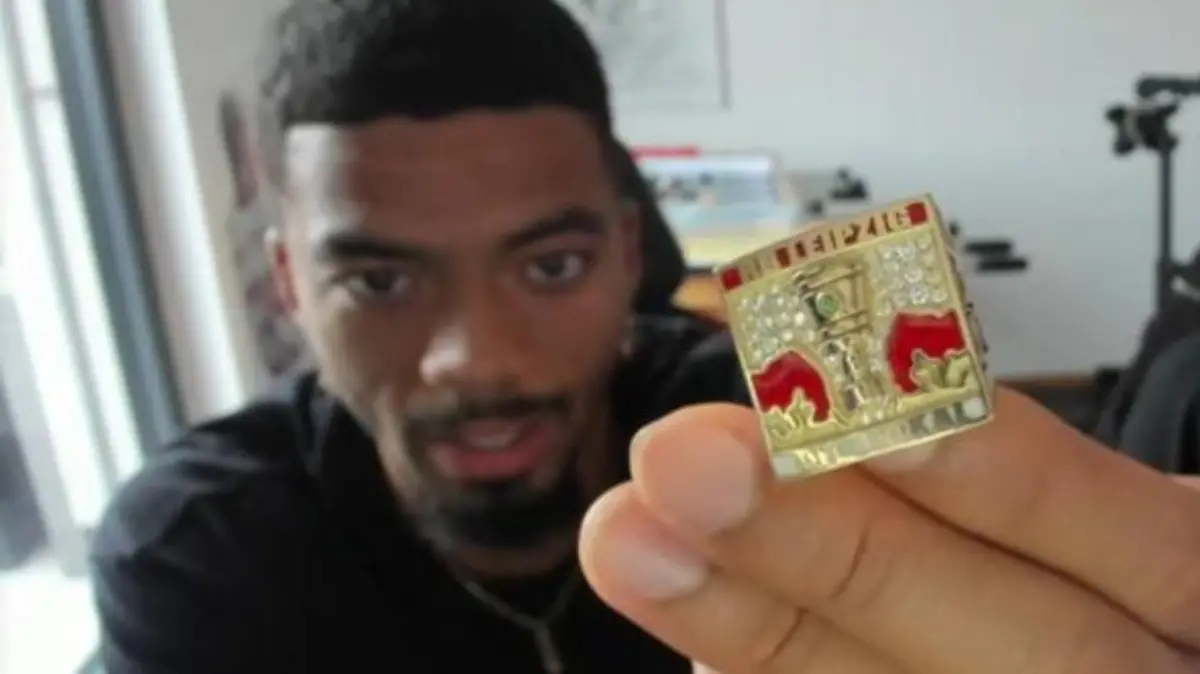 Benjamin Henrichs präsentiert stolz seinen Pokalsieger-Ring