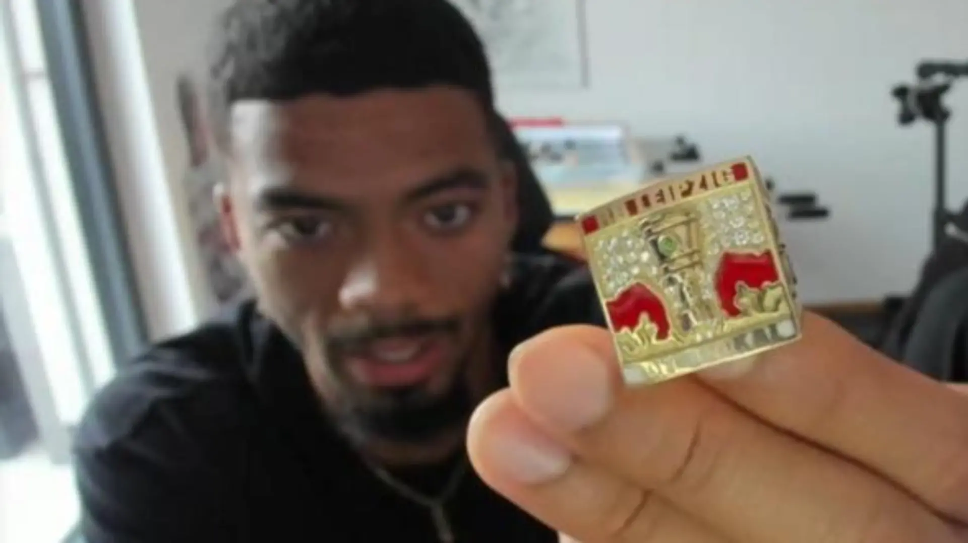 Benjamin Henrichs präsentiert stolz seinen Pokalsieger-Ring