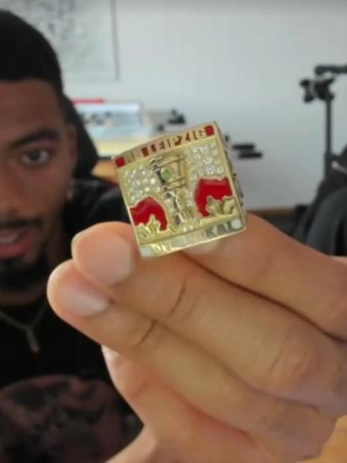 Benjamin Henrichs präsentiert stolz seinen Pokalsieger-Ring