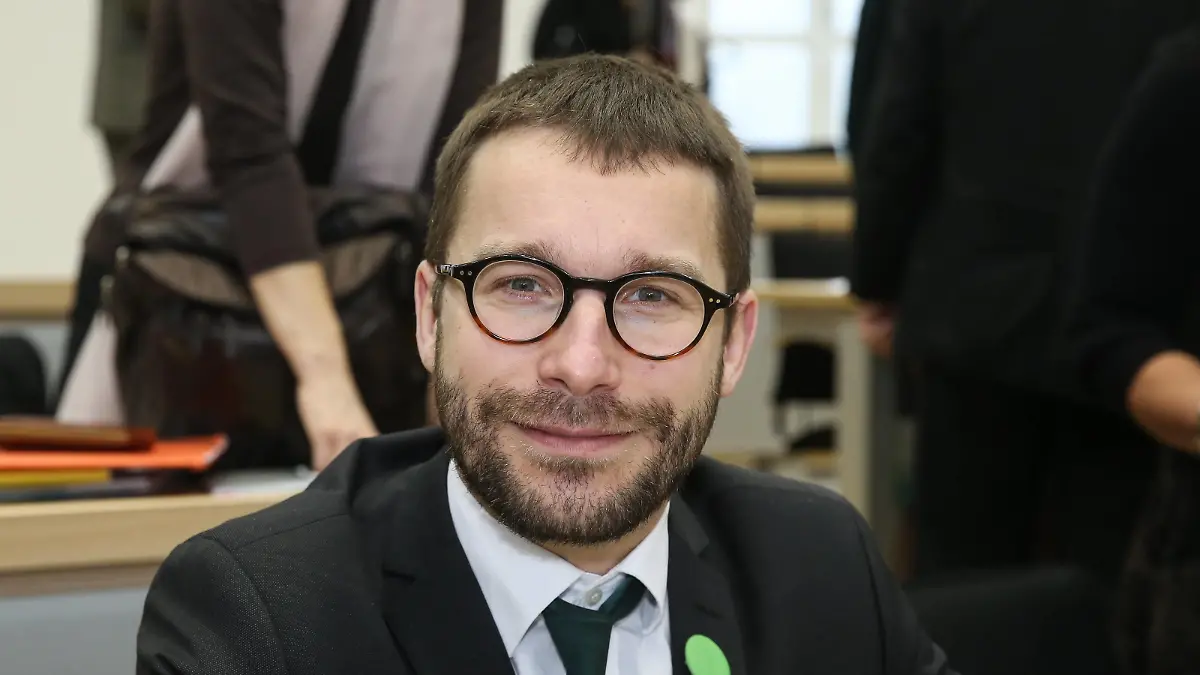 Parlamentarischer Geschaeftsfuehrer Sebastian Striegel (Buendnis 90/ Die Gruenen,Sachsen Anhalt) - Landtagssitzung im Landtag von Sachsen Anhalt mit dem Thema Drittel Bilanz der Kenia Koalition in Sachsen Anhalt - Fotografiert am 20.12.2017 *** Chief Whip Sebastian Striegel Alliance 90 Greens Saxony Anhalt State Parliament session in the Landtag of Saxony Anhalt entitled third balance of the Kenya coalition in Saxony Anhalt photographed on 20 12 2017
