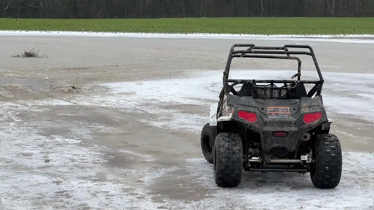 Unter dem Gewicht des Unfall-Fahrzeugs brach die Eisdecke auf dem überfluteten Feld.