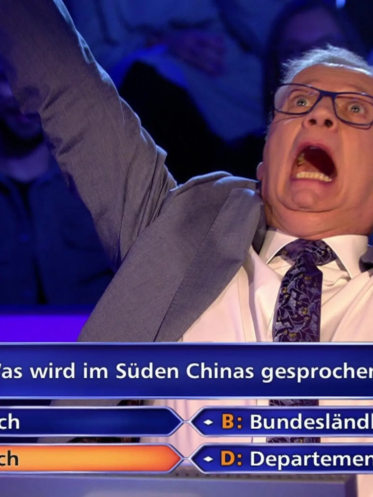 Günther Jauch jubelt als die WWM-Kandidatin endlich auf die richtige Lösung kommt.