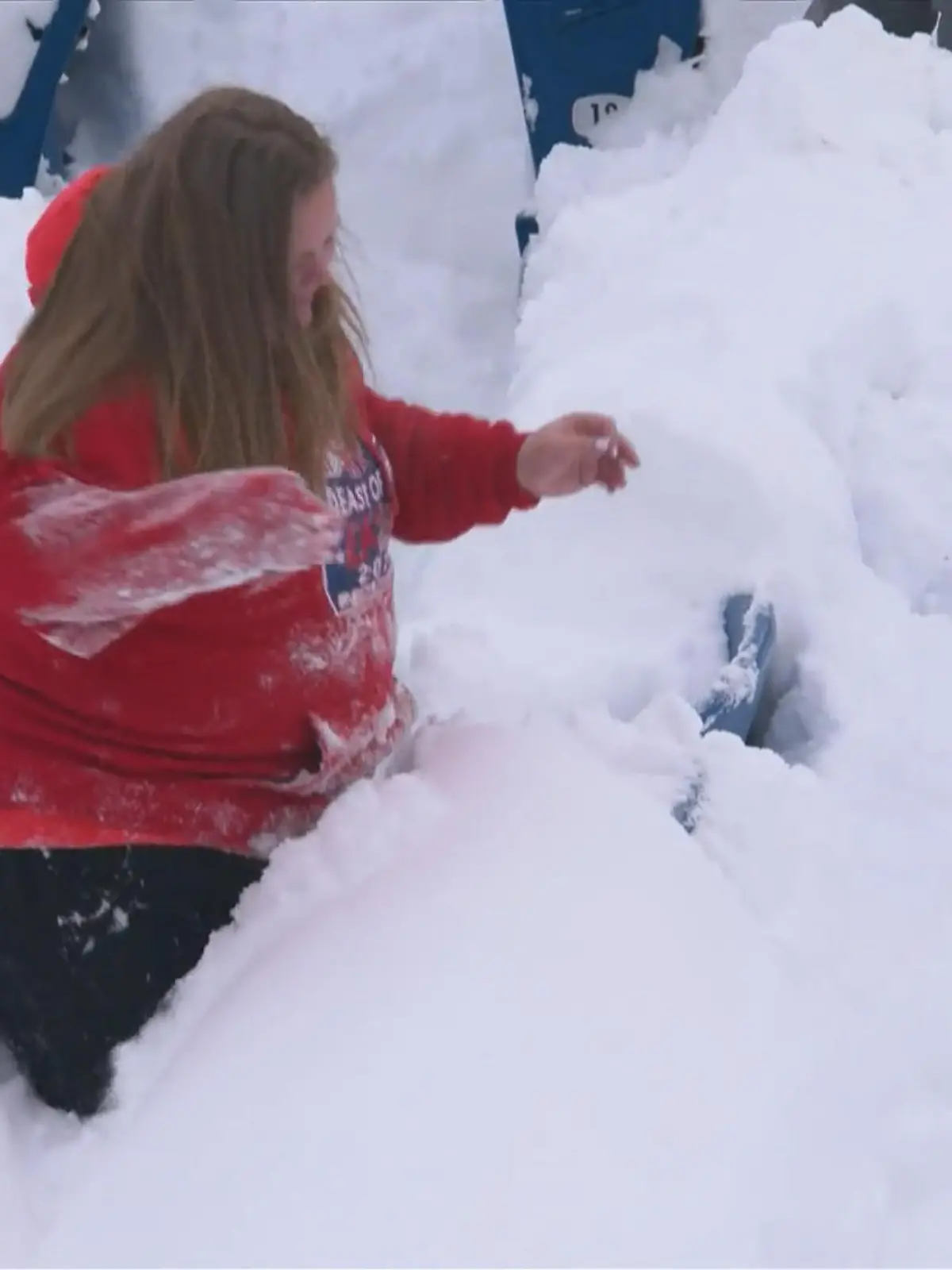 Ein Schneesturm hat Buffalo lahmgelegt. Daher musste das Playoff-Spiel der Bills gegen die Pittsburgh Steelers um einen Tag verschoben werden. Ein Novum in der NFL. Die Fans ließen sich davon nicht abschrecken, sie packten ordentlich mit an und gaben alles, um das Stadion der Buffalo Bills von den Unmengen an Schnee zu befreien. Dabei kam der Spaß nicht zu kurz!