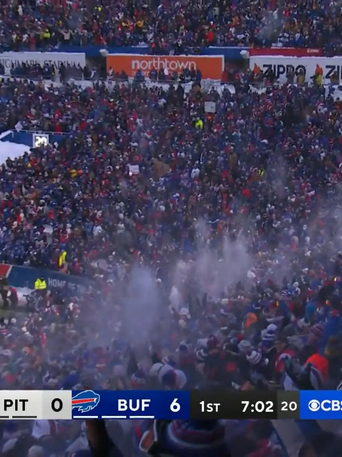 Vor Freude fliegen Schneebälle. Den ersten Touchdown der Buffalo Bills im Playoff-Spiel gegen die Pittsburgh Steelers nutzen die Bills-Fans für eine Schneeballschlacht auf der Tribüne.