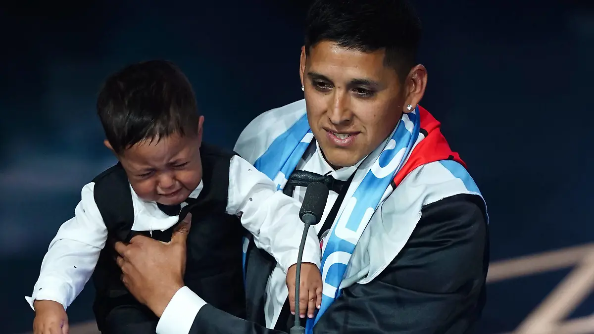 The Best FIFA Football Awards 2023 - Eventim Apollo Hugo Daniel Iniguez on stage with his son after receiving the FIFA Fan Award arriving for The Best FIFA Football Awards at the Eventim Apollo, London. Picture date: Monday January 15, 2024. Use subject to restrictions. Editorial use only, no commercial use without prior consent from rights holder. PUBLICATIONxNOTxINxUKxIRL Copyright: xJohnxWaltonx 75067506