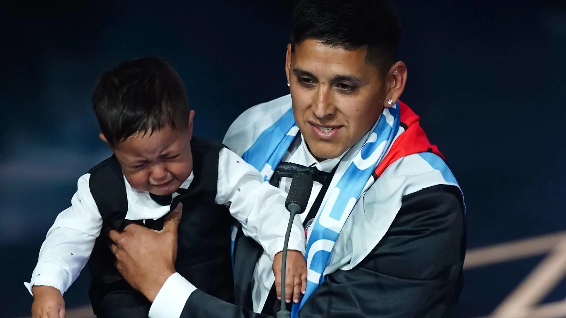 The Best FIFA Football Awards 2023 - Eventim Apollo Hugo Daniel Iniguez on stage with his son after receiving the FIFA Fan Award arriving for The Best FIFA Football Awards at the Eventim Apollo, London. Picture date: Monday January 15, 2024. Use subject to restrictions. Editorial use only, no commercial use without prior consent from rights holder. PUBLICATIONxNOTxINxUKxIRL Copyright: xJohnxWaltonx 75067506
