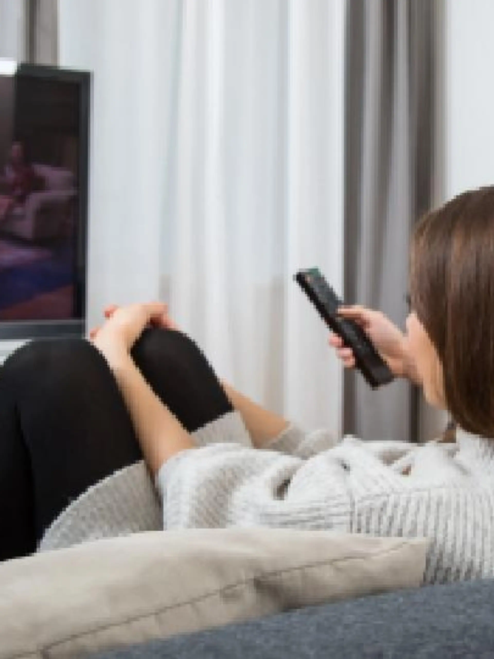 Paar schaut auf der Couch Fernsehen
